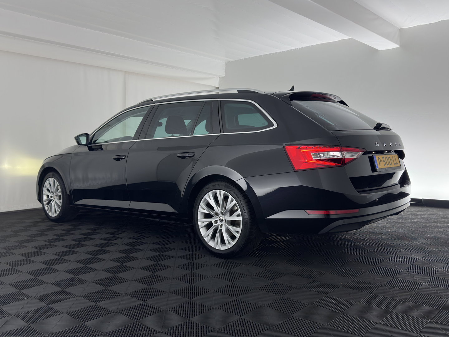 Škoda Superb Combi 1.4 TSI iV Business Edition Plus (Plug-in) (INCL.BTW) Aut. *FULL-LED | DIGI-COCKPIT | ADAPTIVE-CRUISE | BLIND-SPOT | MEMORY-PACK | CARPLAY | CAMERA | HEATED-COMFORTSEATS | NAVI-FULLMAP | AMBIENT-LIGHT | PRIVACY-GLASS | SHIFT-PADDLES |