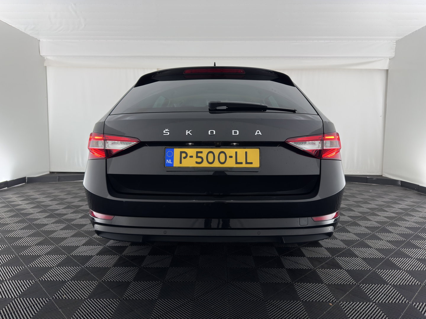Škoda Superb Combi 1.4 TSI iV Business Edition Plus (Plug-in) (INCL.BTW) Aut. *FULL-LED | DIGI-COCKPIT | ADAPTIVE-CRUISE | BLIND-SPOT | MEMORY-PACK | CARPLAY | CAMERA | HEATED-COMFORTSEATS | NAVI-FULLMAP | AMBIENT-LIGHT | PRIVACY-GLASS | SHIFT-PADDLES |
