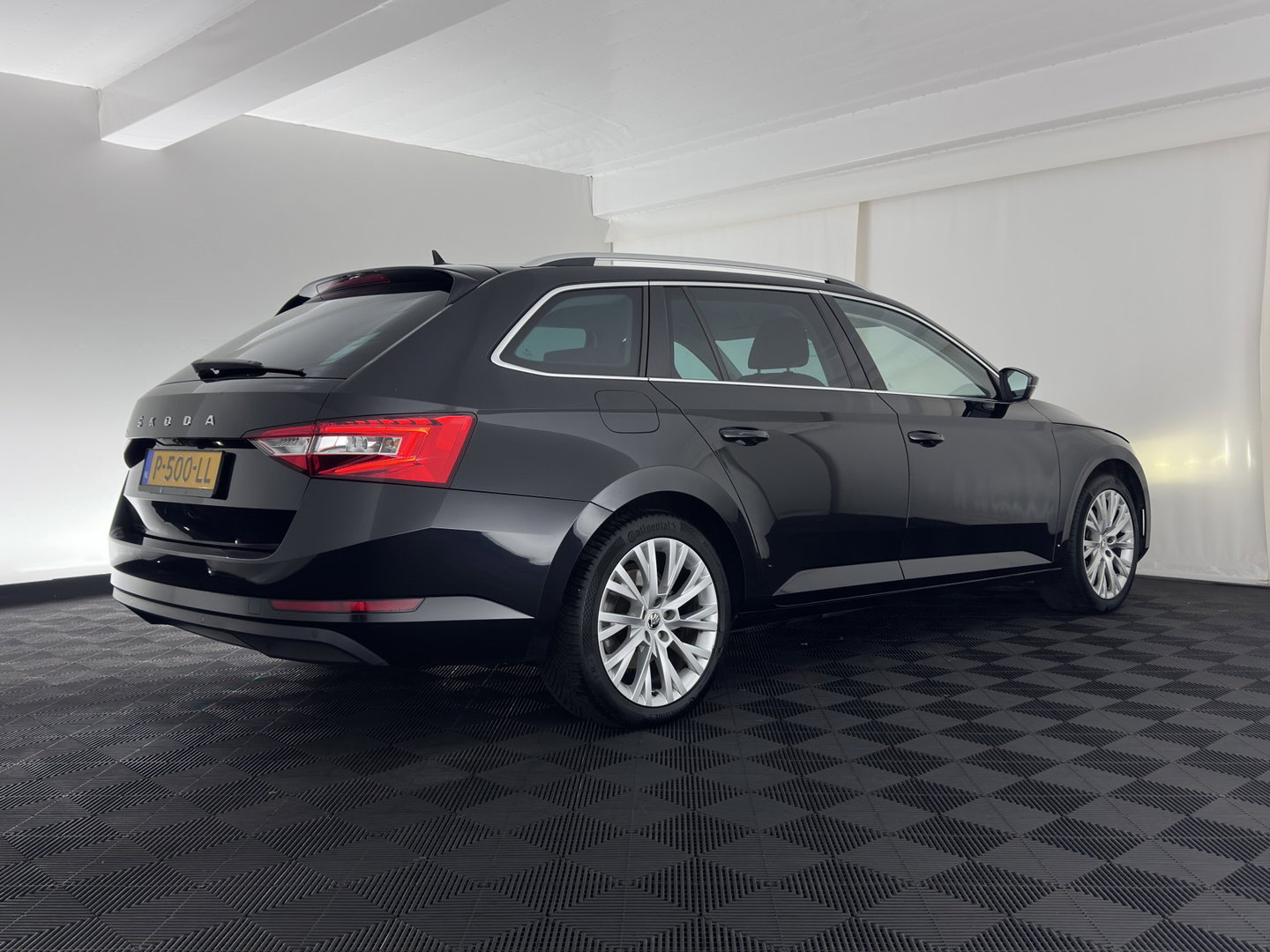 Škoda Superb Combi 1.4 TSI iV Business Edition Plus (Plug-in) (INCL.BTW) Aut. *FULL-LED | DIGI-COCKPIT | ADAPTIVE-CRUISE | BLIND-SPOT | MEMORY-PACK | CARPLAY | CAMERA | HEATED-COMFORTSEATS | NAVI-FULLMAP | AMBIENT-LIGHT | PRIVACY-GLASS | SHIFT-PADDLES |