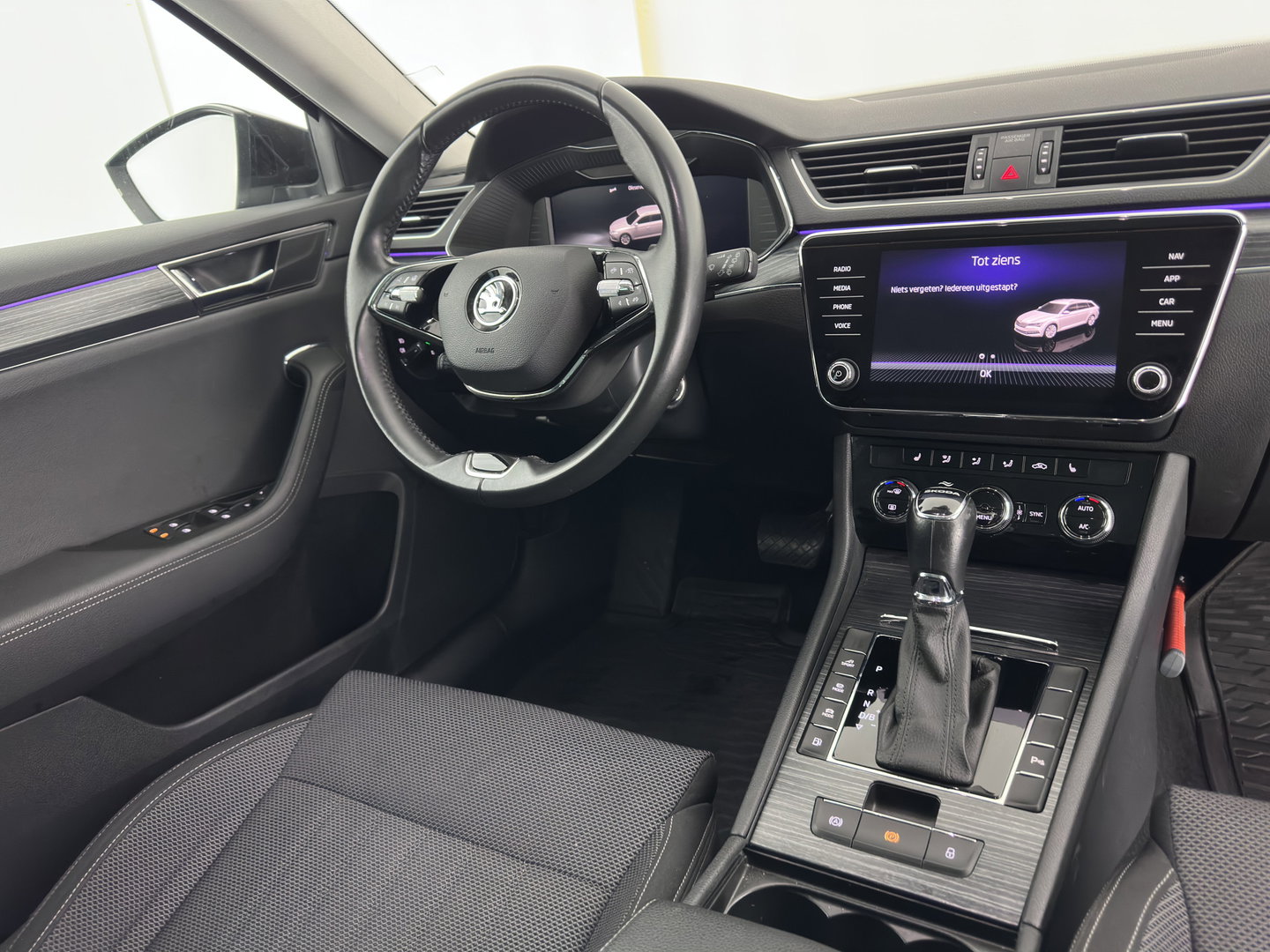 Škoda Superb Combi 1.4 TSI iV Business Edition Plus (Plug-in) (INCL.BTW) Aut. *FULL-LED | DIGI-COCKPIT | ADAPTIVE-CRUISE | BLIND-SPOT | MEMORY-PACK | CARPLAY | CAMERA | HEATED-COMFORTSEATS | NAVI-FULLMAP | AMBIENT-LIGHT | PRIVACY-GLASS | SHIFT-PADDLES |
