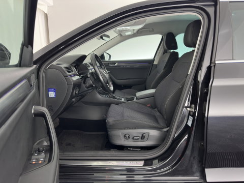 Škoda Superb Combi 1.4 TSI iV Business Edition Plus (Plug-in) (INCL.BTW) Aut. *FULL-LED | DIGI-COCKPIT | ADAPTIVE-CRUISE | BLIND-SPOT | MEMORY-PACK | CARPLAY | CAMERA | HEATED-COMFORTSEATS | NAVI-FULLMAP | AMBIENT-LIGHT | PRIVACY-GLASS | SHIFT-PADDLES |