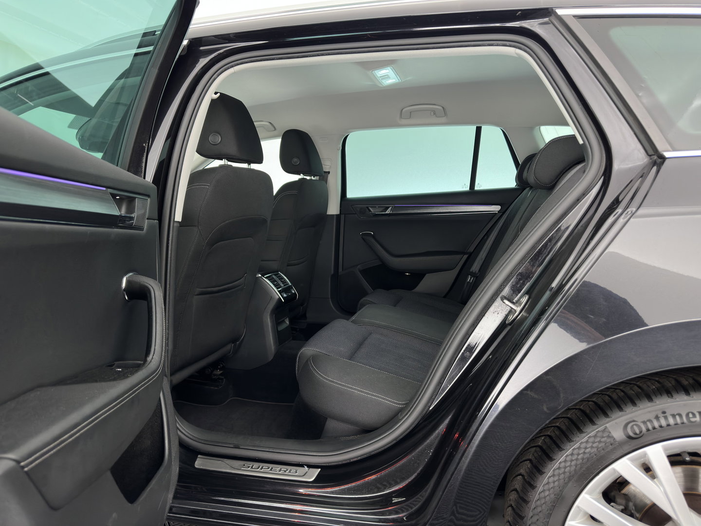 Škoda Superb Combi 1.4 TSI iV Business Edition Plus (Plug-in) (INCL.BTW) Aut. *FULL-LED | DIGI-COCKPIT | ADAPTIVE-CRUISE | BLIND-SPOT | MEMORY-PACK | CARPLAY | CAMERA | HEATED-COMFORTSEATS | NAVI-FULLMAP | AMBIENT-LIGHT | PRIVACY-GLASS | SHIFT-PADDLES |