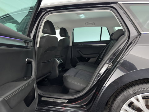 Škoda Superb Combi 1.4 TSI iV Business Edition Plus (Plug-in) (INCL.BTW) Aut. *FULL-LED | DIGI-COCKPIT | ADAPTIVE-CRUISE | BLIND-SPOT | MEMORY-PACK | CARPLAY | CAMERA | HEATED-COMFORTSEATS | NAVI-FULLMAP | AMBIENT-LIGHT | PRIVACY-GLASS | SHIFT-PADDLES |