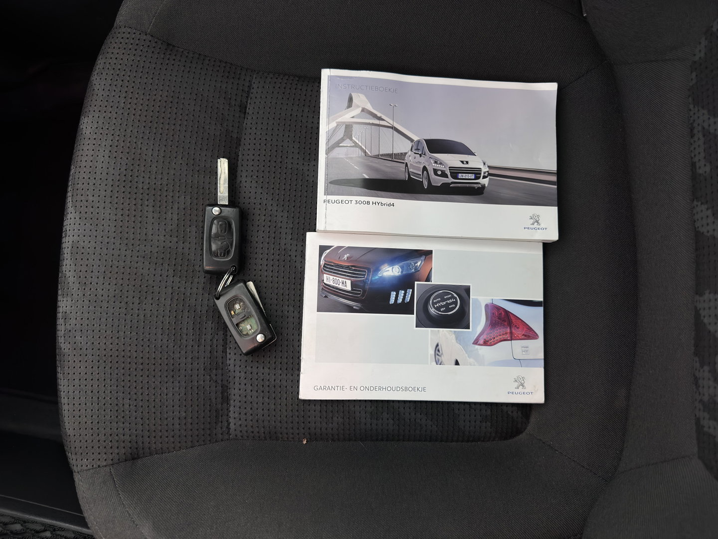Peugeot 3008 2.0 HDiF HYbrid4 Blue Lease Aut. *PANO | HEAD-UP | NAVI-FULLMAP | COMFORTSEATS | SHIFTPADDLES | PRIVACY-GLASS | ECC | PDC | CRUISE | TOWBAR | 16''ALU*