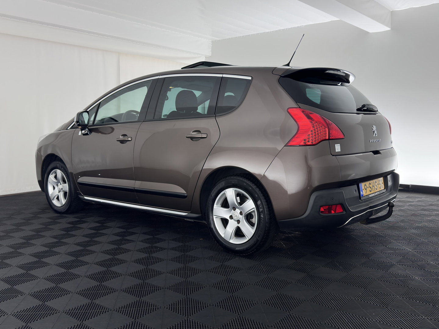 Peugeot 3008 2.0 HDiF HYbrid4 Blue Lease Aut. *PANO | HEAD-UP | NAVI-FULLMAP | COMFORTSEATS | SHIFTPADDLES | PRIVACY-GLASS | ECC | PDC | CRUISE | TOWBAR | 16''ALU*