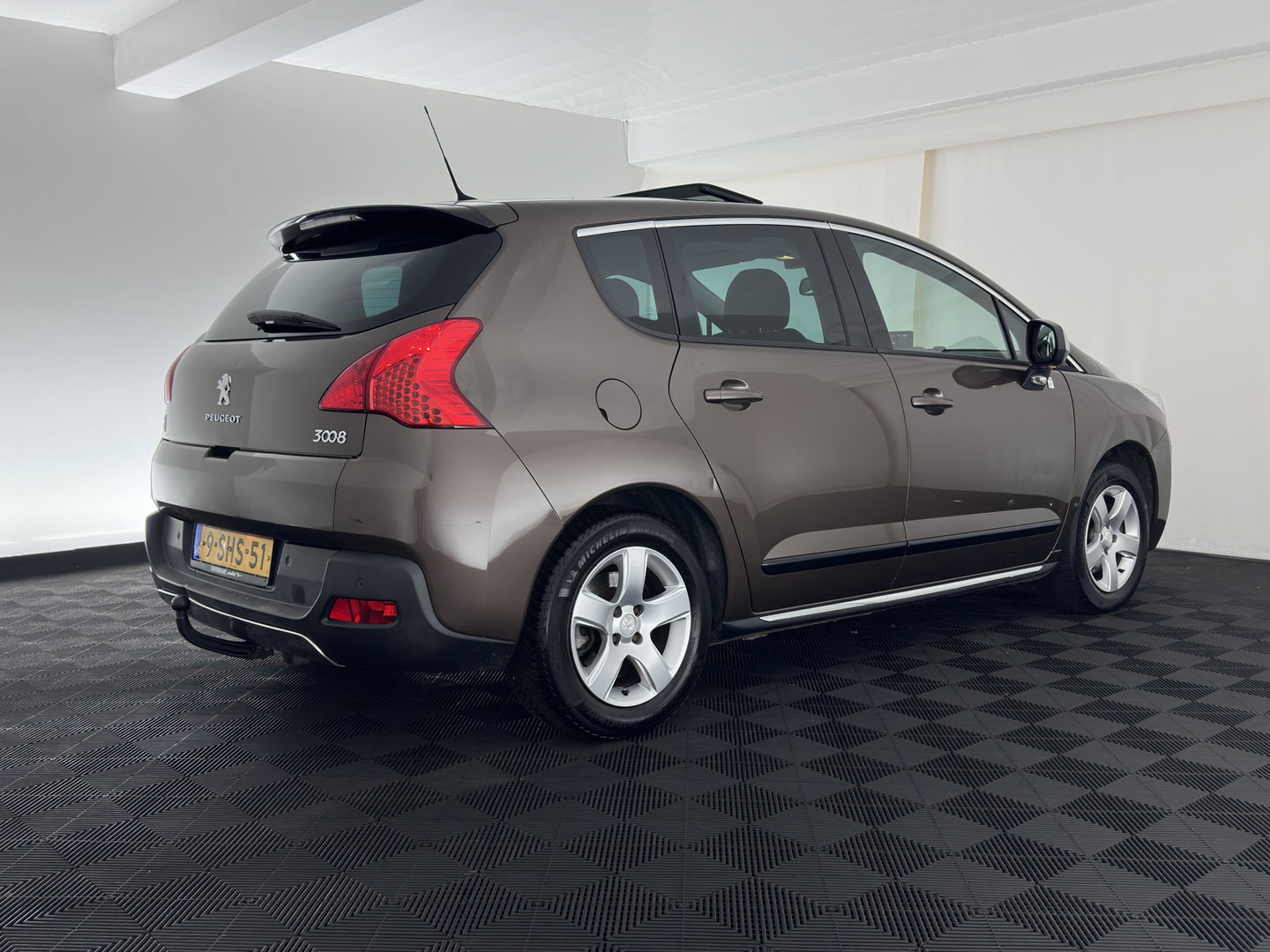 Peugeot 3008 2.0 HDiF HYbrid4 Blue Lease Aut. *PANO | HEAD-UP | NAVI-FULLMAP | COMFORTSEATS | SHIFTPADDLES | PRIVACY-GLASS | ECC | PDC | CRUISE | TOWBAR | 16''ALU*