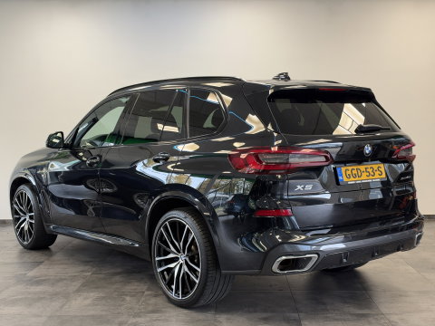 BMW X5 xDrive45e High Executive M Sport | Sky Lounge | Driving Assistant Pro | HUD | 22” | Luchtvering M Pakket