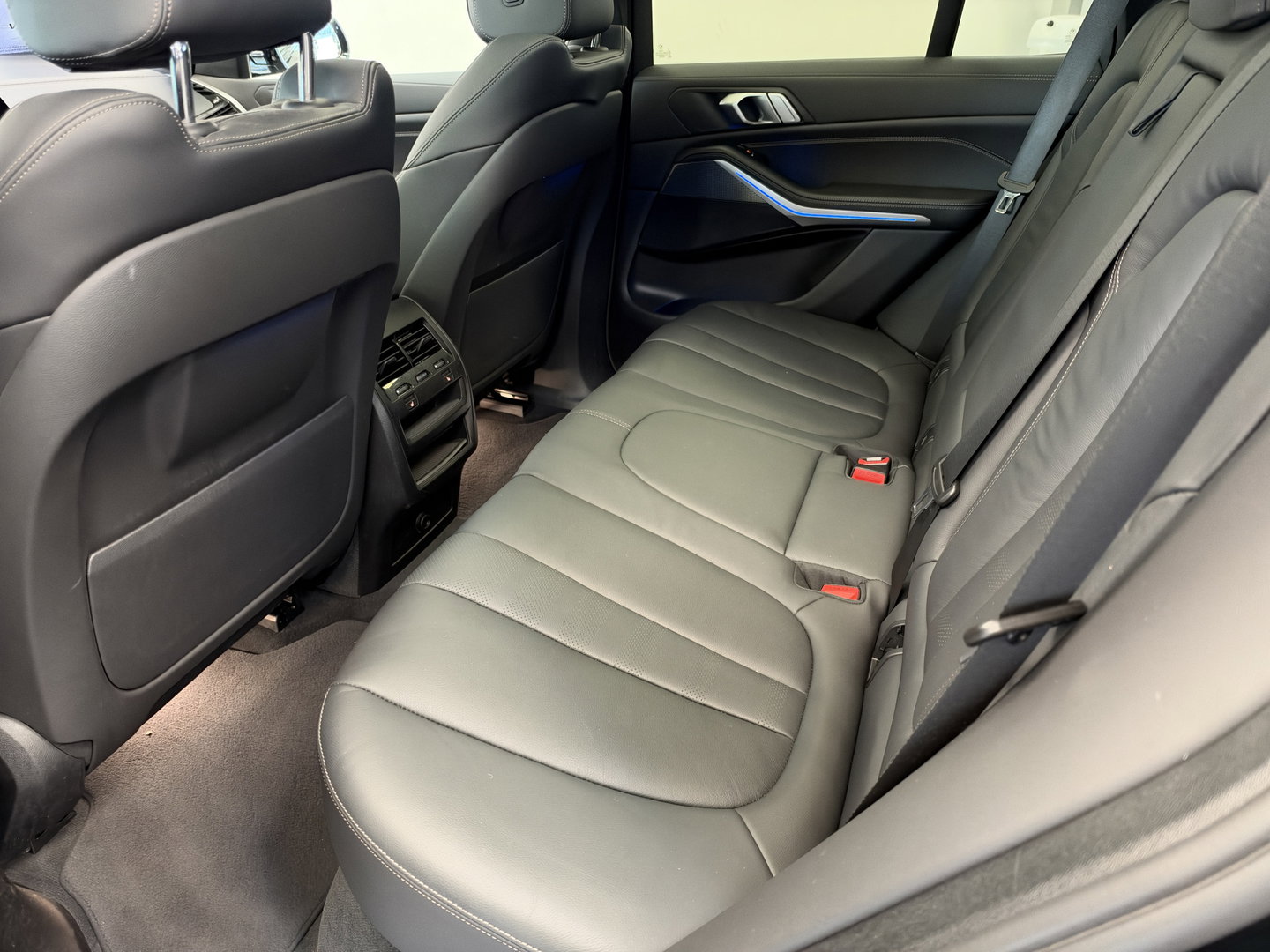 BMW X5 xDrive45e High Executive M Sport | Sky Lounge | Driving Assistant Pro | HUD | 22” | Luchtvering M Pakket