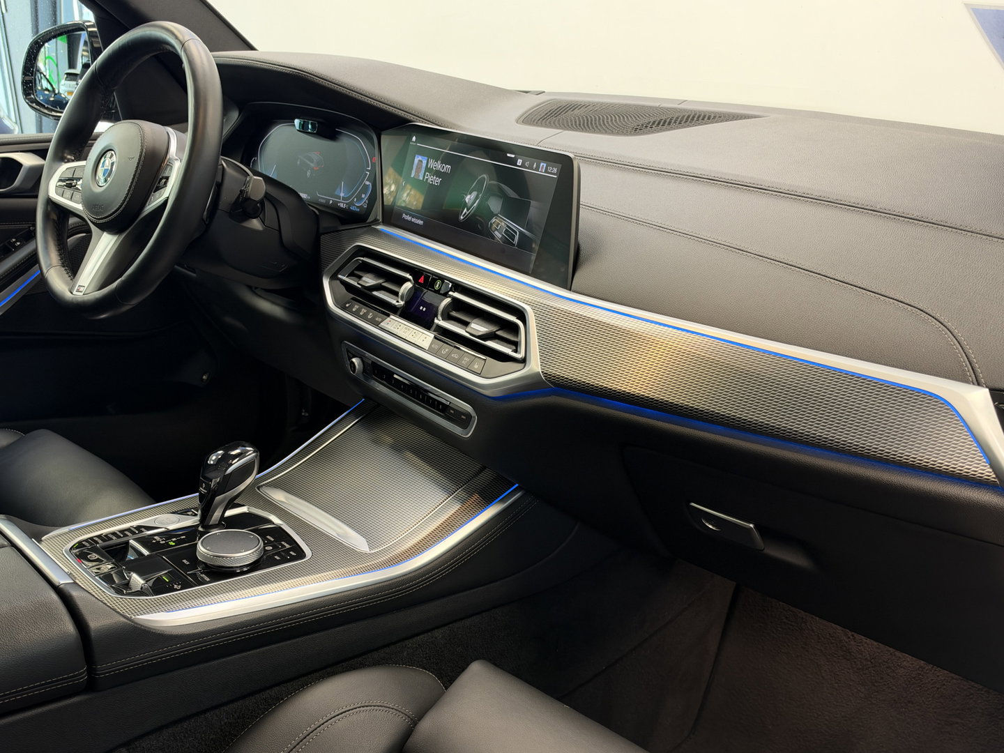 BMW X5 xDrive45e High Executive M Sport | Sky Lounge | Driving Assistant Pro | HUD | 22” | Luchtvering M Pakket