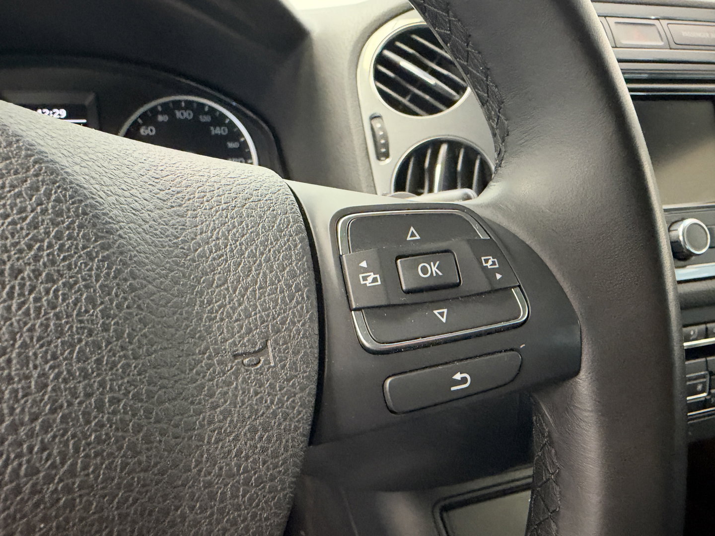 Volkswagen Tiguan 1.4 TSI Comfort&Design Edition Navigatie Climate Trekhaak 17"LM