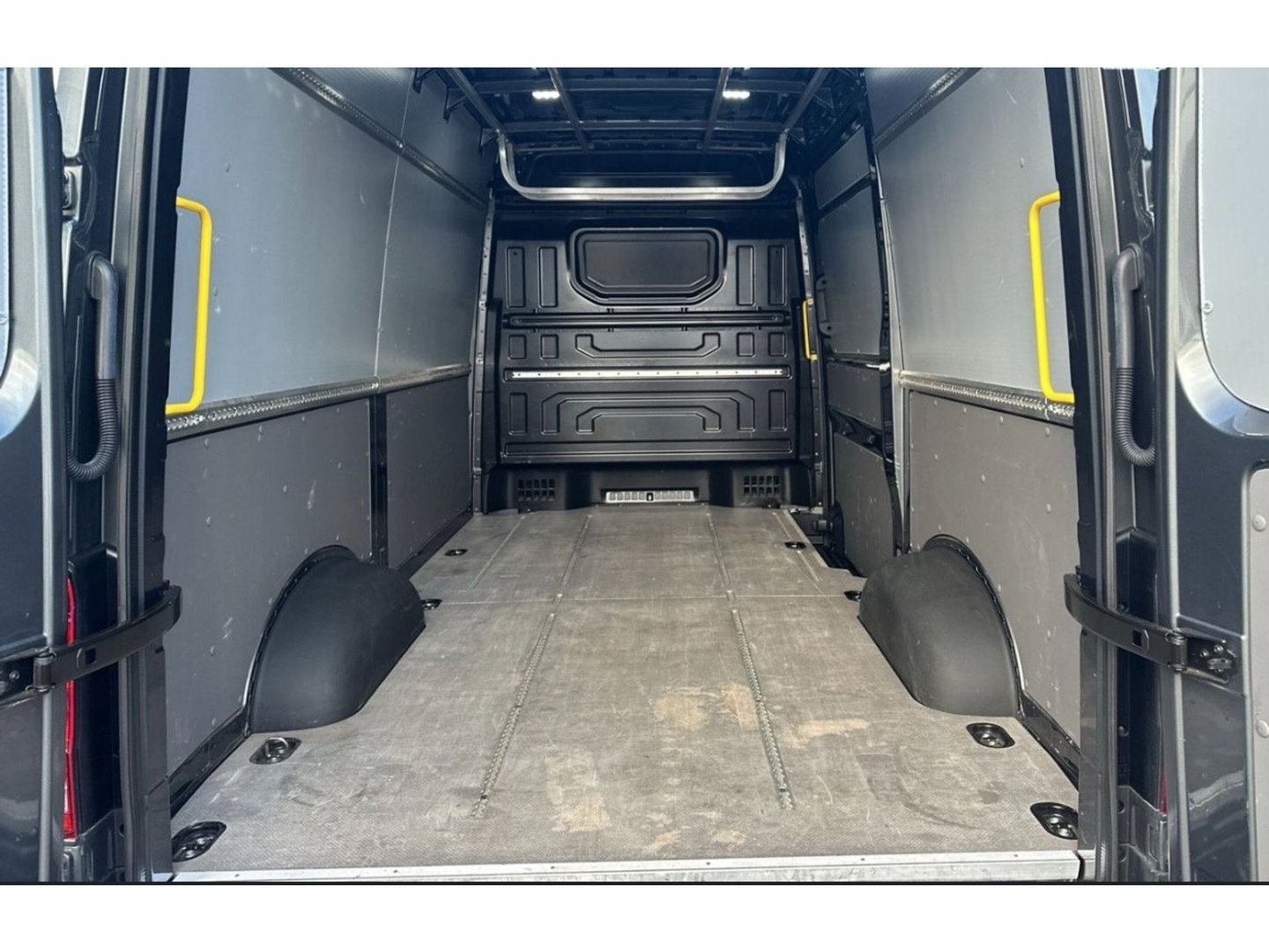 Volkswagen Crafter 35 2.0 TDI L3H3 4Motion PB Edition Full options! Adaptieve Cruise, Camera, Carplay, LED, Stoelverwarming, Clima, Automaat, 177pk, 2 x Geveerde stoel, Uniek!