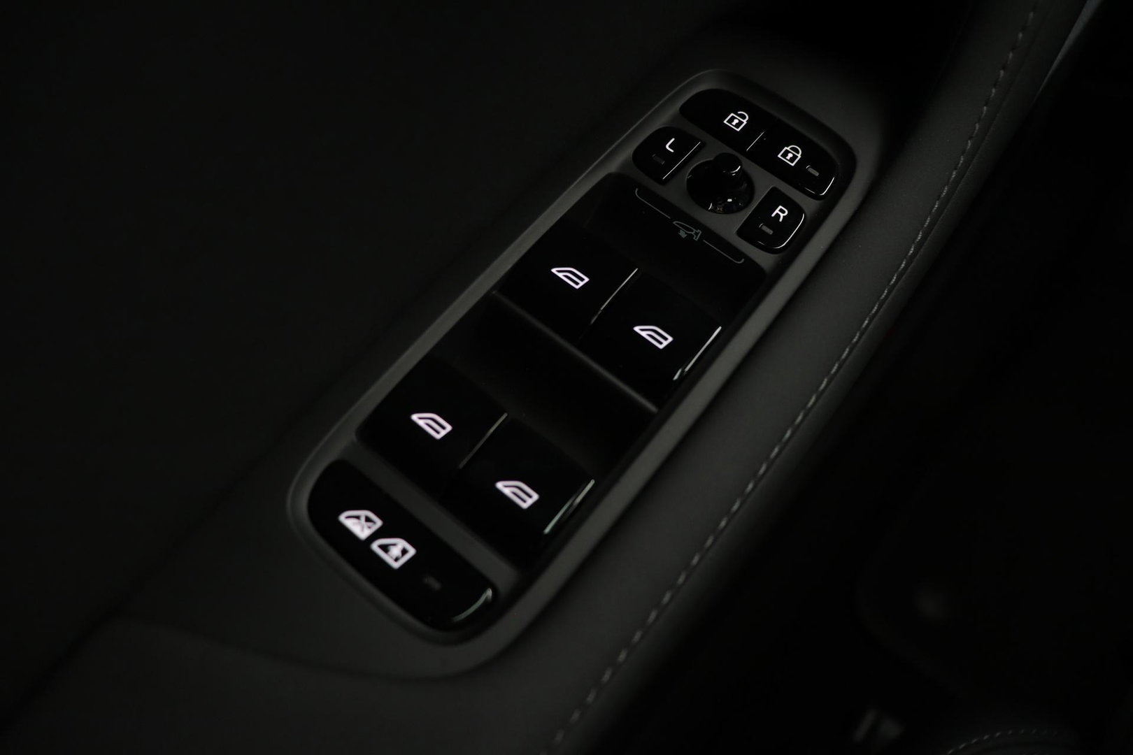 Polestar 2 Long Range Single Motor Plus | 82 kWh | Harman/Kardon | Panoramadak | ACC | Camera | Keyless | Stoelverwarming | 19 Inch