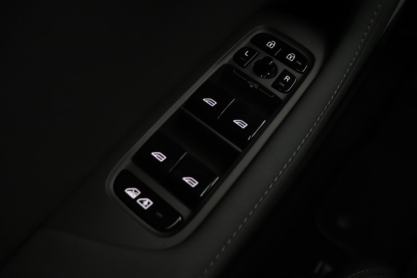 Polestar 2 Long Range Single Motor Plus | 82 kWh | Harman/Kardon | Panoramadak | ACC | Camera | Keyless | Stoelverwarming | 19 Inch