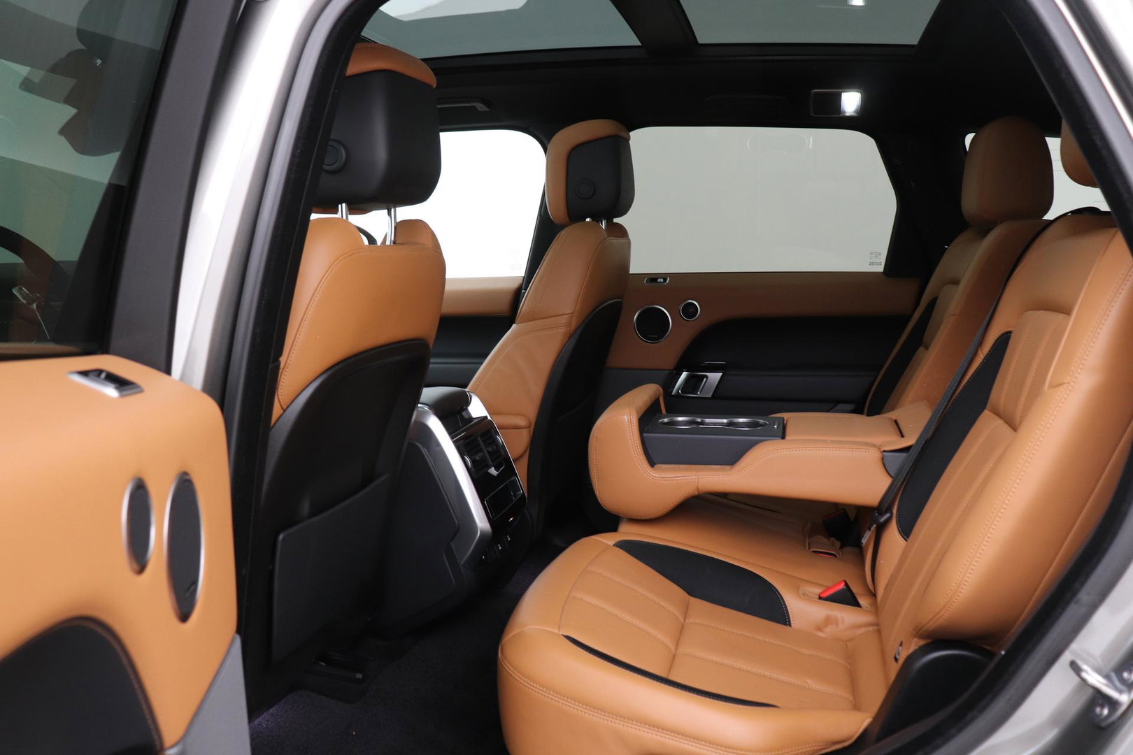 Land Rover Range Rover Sport P400e HSE | Luchtvering | Black Pack | Meridian | 360° Camera | Panoramadak | Ventilatiestoelen | Keyless | 21 Inch