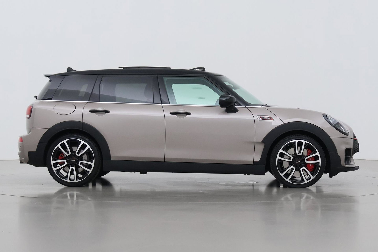 MINI Clubman 2.0 JCW ALL4 John Cooper Works | Panoramadak | Stoelverwarming | Keyless | Cruise Control | Navigatie | 19 Inch