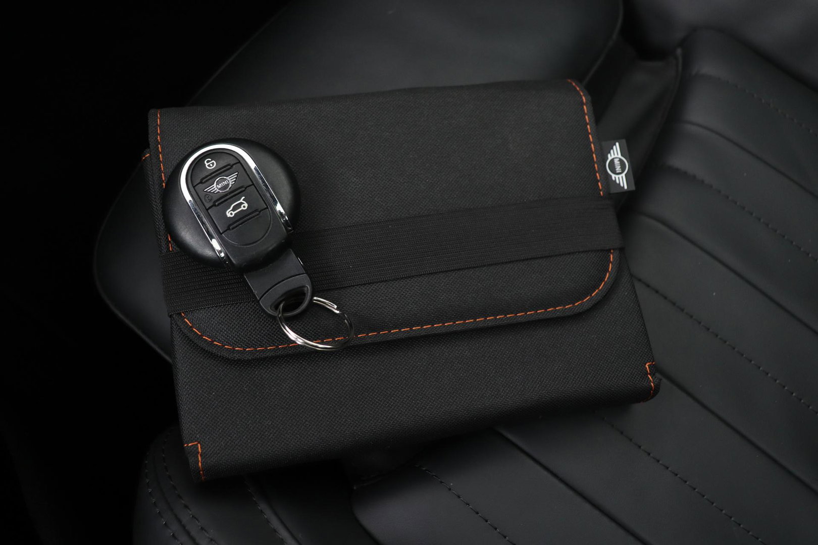 MINI Clubman 2.0 JCW ALL4 John Cooper Works | Panoramadak | Stoelverwarming | Keyless | Cruise Control | Navigatie | 19 Inch
