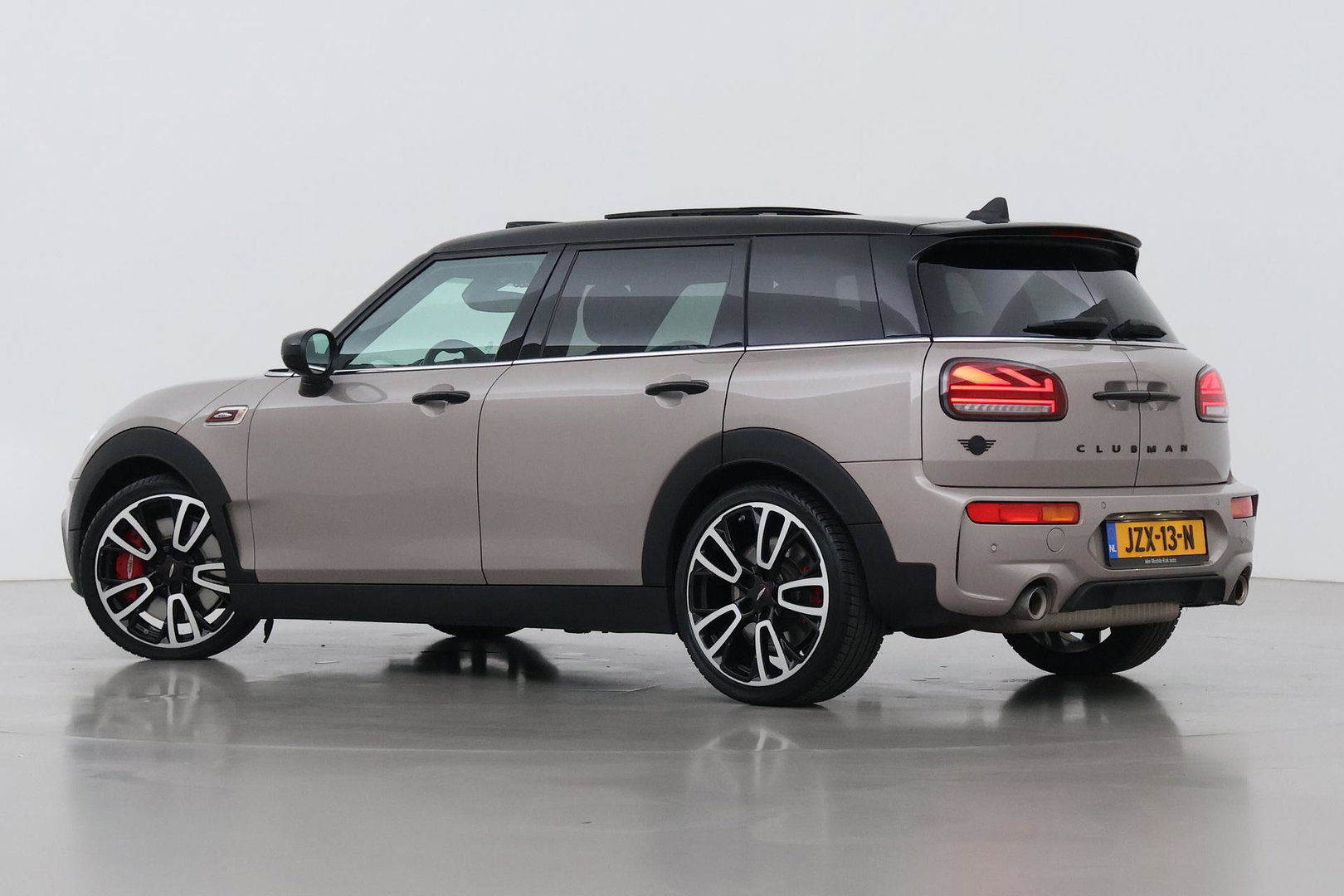MINI Clubman 2.0 JCW ALL4 John Cooper Works | Panoramadak | Stoelverwarming | Keyless | Cruise Control | Navigatie | 19 Inch