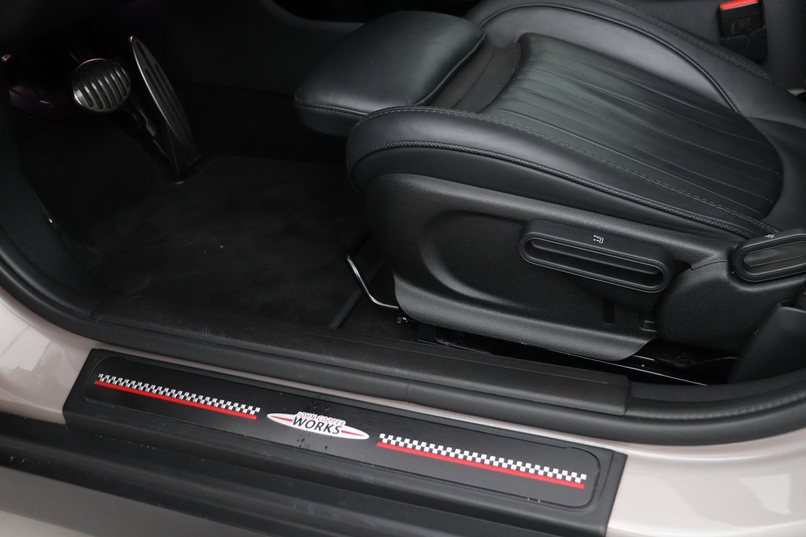 MINI Clubman 2.0 JCW ALL4 John Cooper Works | Panoramadak | Stoelverwarming | Keyless | Cruise Control | Navigatie | 19 Inch
