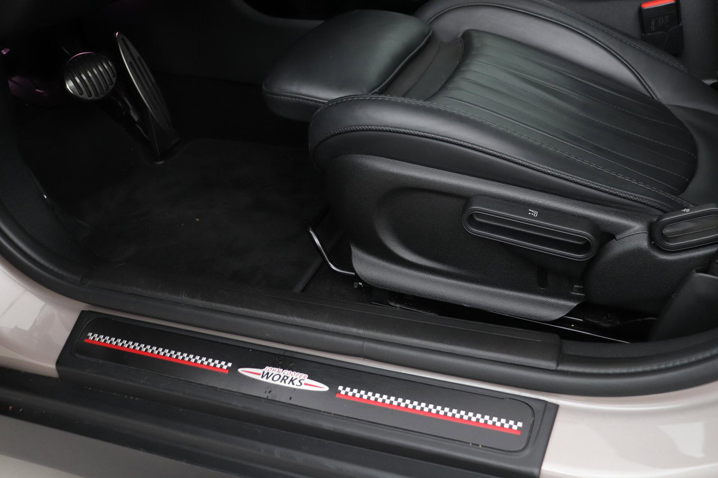MINI Clubman 2.0 JCW ALL4 John Cooper Works | Panoramadak | Stoelverwarming | Keyless | Cruise Control | Navigatie | 19 Inch