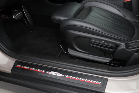 MINI Clubman 2.0 JCW ALL4 John Cooper Works | Panoramadak | Stoelverwarming | Keyless | Cruise Control | Navigatie | 19 Inch