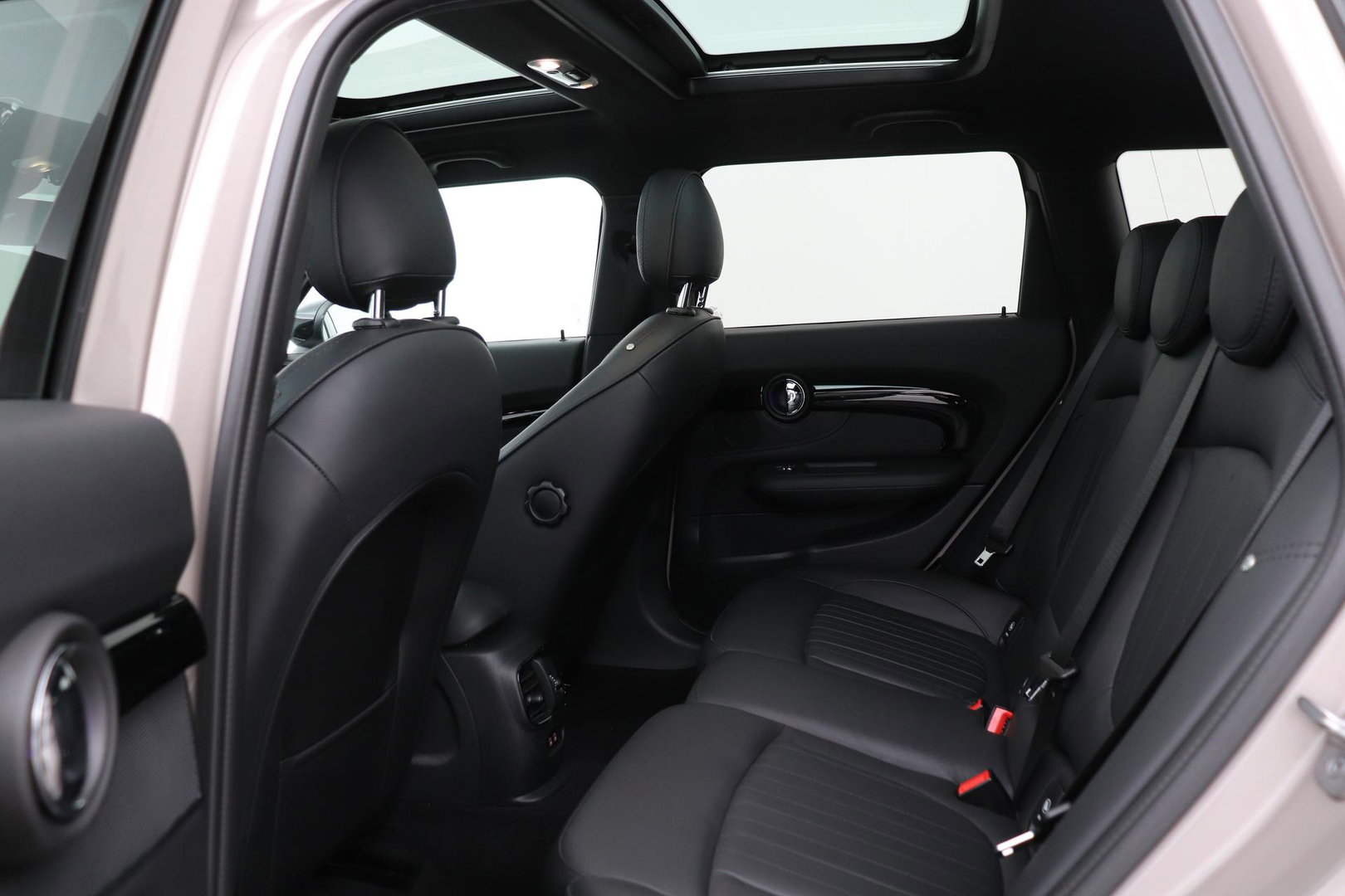 MINI Clubman 2.0 JCW ALL4 John Cooper Works | Panoramadak | Stoelverwarming | Keyless | Cruise Control | Navigatie | 19 Inch