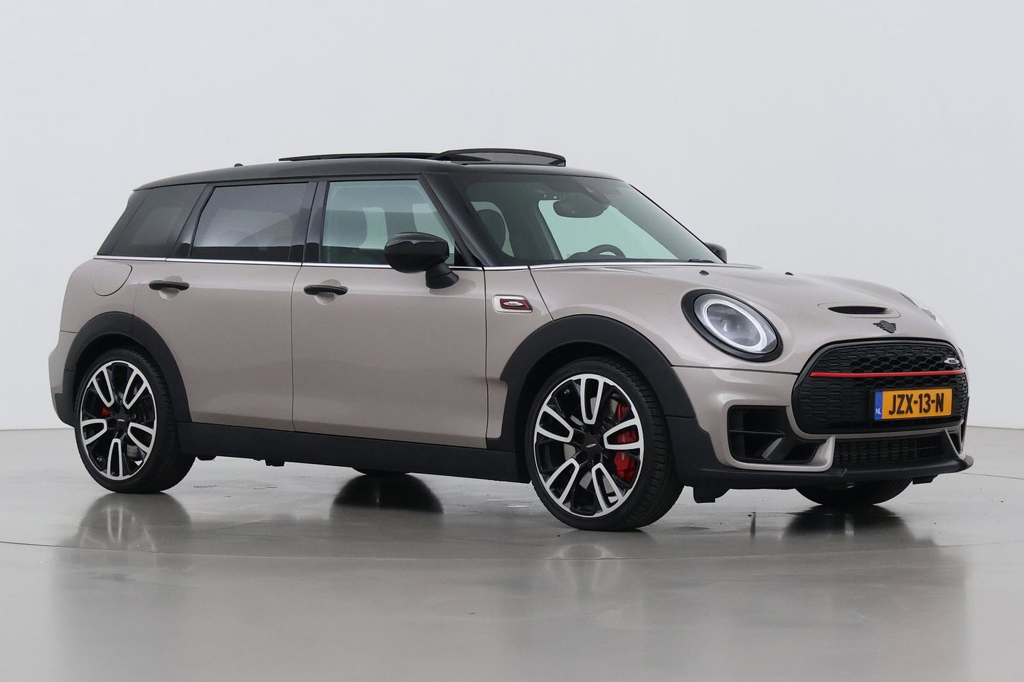 MINI Clubman 2.0 JCW ALL4 John Cooper Works | Panoramadak | Stoelverwarming | Keyless | Cruise Control | Navigatie | 19 Inch