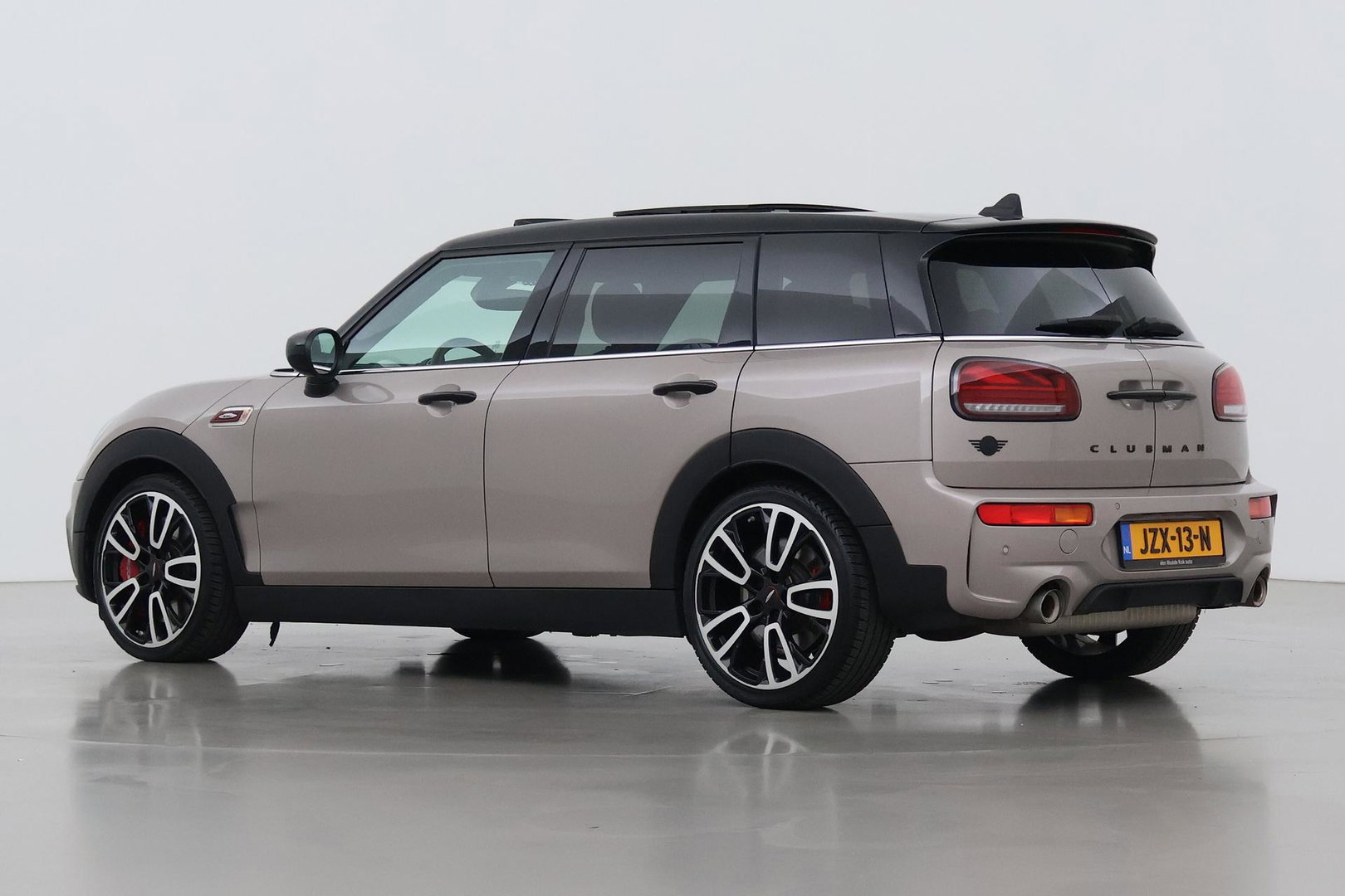 MINI Clubman 2.0 JCW ALL4 John Cooper Works | Panoramadak | Stoelverwarming | Keyless | Cruise Control | Navigatie | 19 Inch