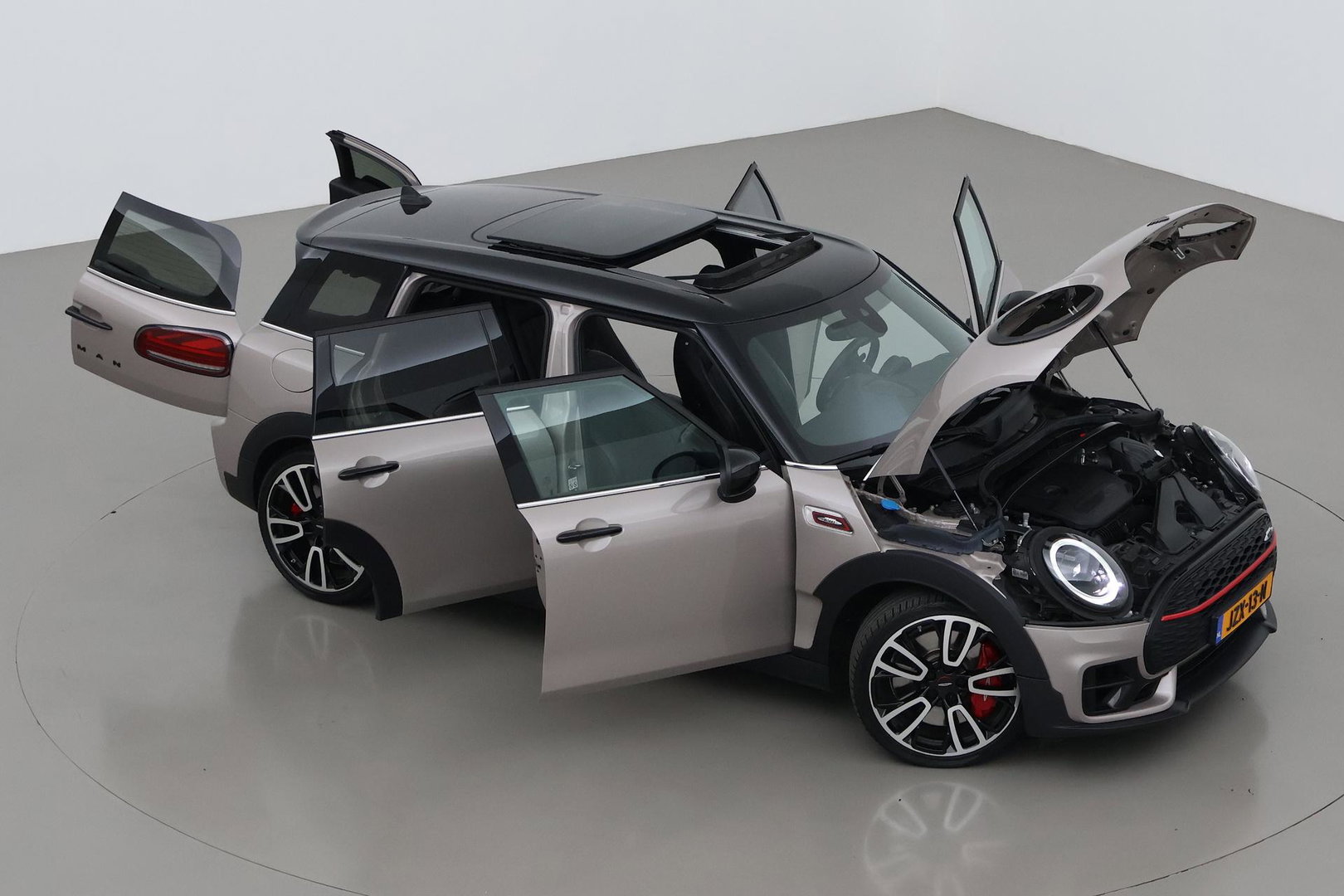 MINI Clubman 2.0 JCW ALL4 John Cooper Works | Panoramadak | Stoelverwarming | Keyless | Cruise Control | Navigatie | 19 Inch