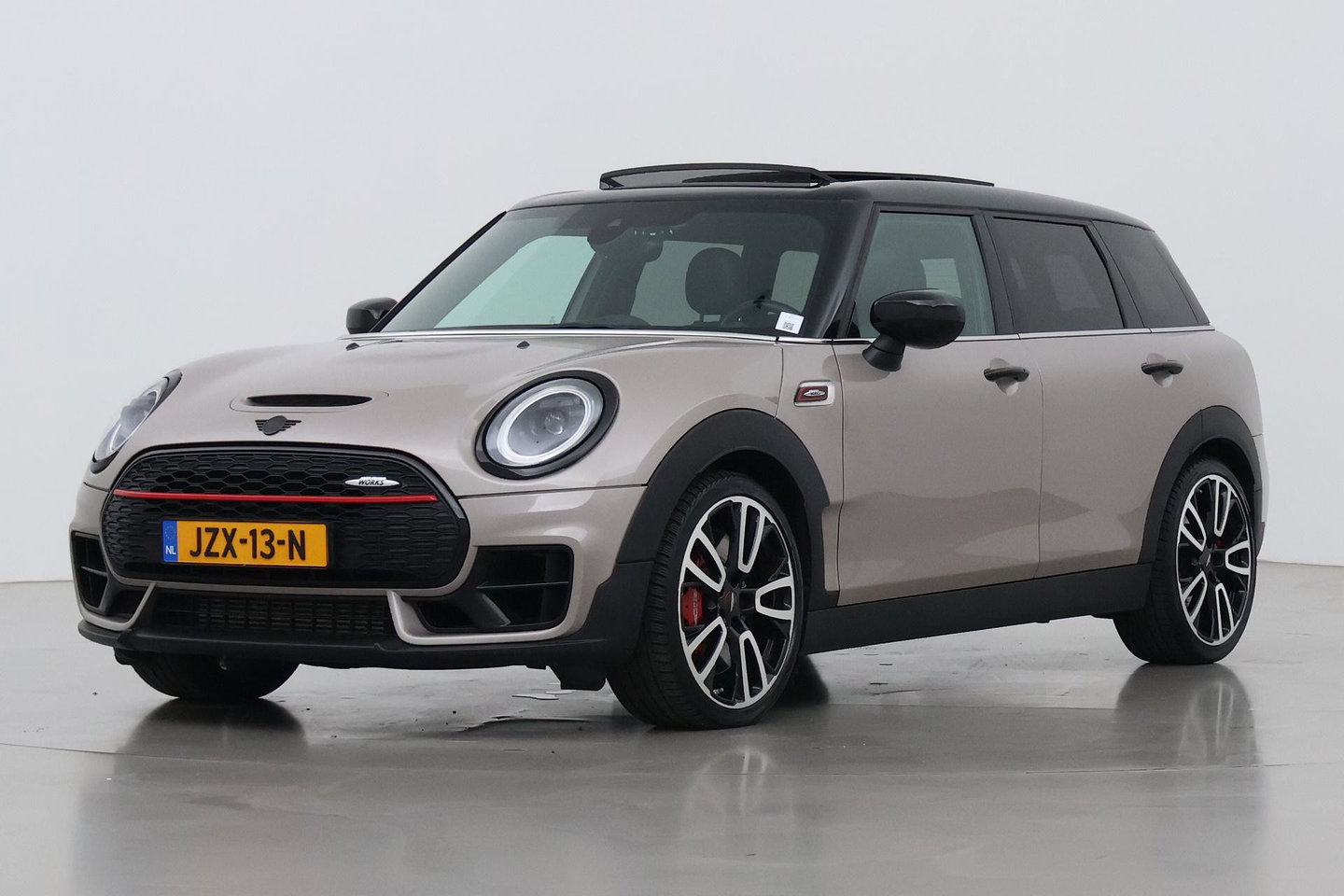 MINI Clubman 2.0 JCW ALL4 John Cooper Works | Panoramadak | Stoelverwarming | Keyless | Cruise Control | Navigatie | 19 Inch