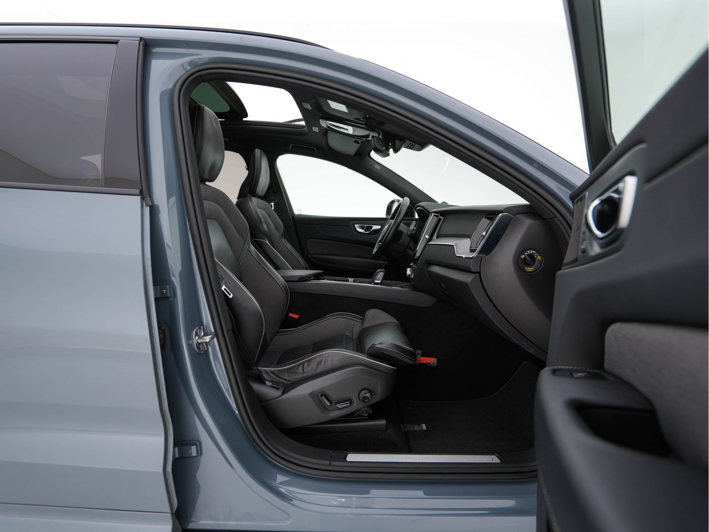 Volvo XC60 2.0 T6 Plug-in hybrid AWD Plus Bright (Plug-in) {SoH-96%} (INCL.BTW) *PANO | HEAD-UP | LEATHER-FABRIC | FULL-LED | MEMORY-PACK | HARMAN/KARDON-AUDIO | TOP-VIEW | HEATED-CONTOURSEATS | DIGI-COCKPIT | NAVI-FULLMAP | PRIVACYGLASS | 21''ALU | TOWBAR*