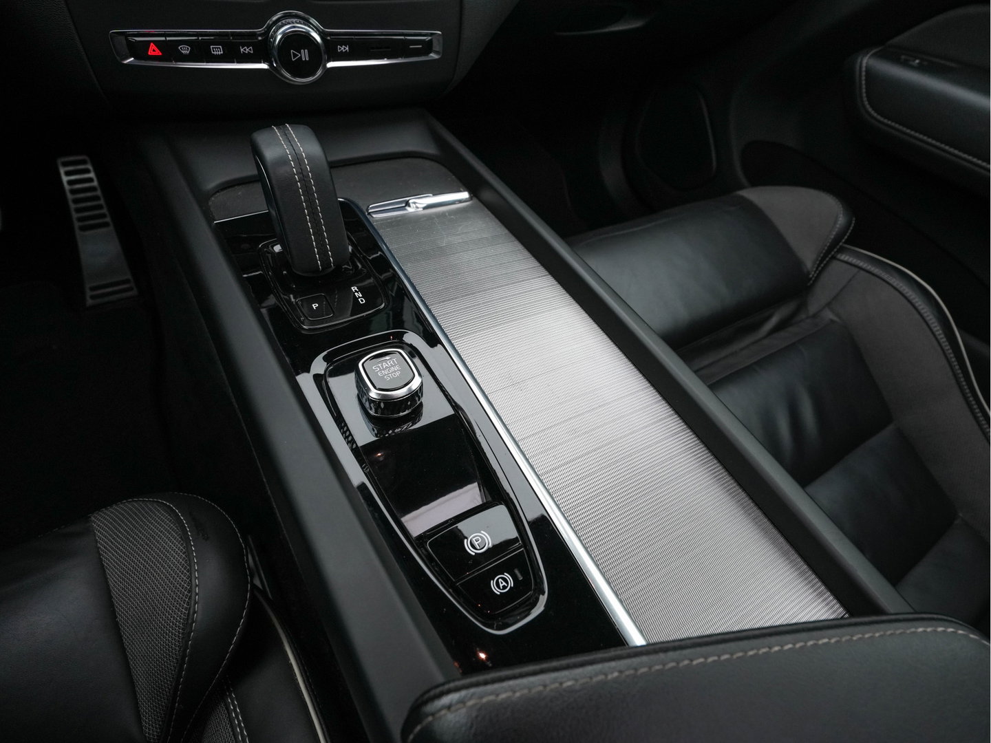Volvo XC60 2.0 T6 Plug-in hybrid AWD Plus Bright (Plug-in) {SoH-96%} (INCL.BTW) *PANO | HEAD-UP | LEATHER-FABRIC | FULL-LED | MEMORY-PACK | HARMAN/KARDON-AUDIO | TOP-VIEW | HEATED-CONTOURSEATS | DIGI-COCKPIT | NAVI-FULLMAP | PRIVACYGLASS | 21''ALU | TOWBAR*