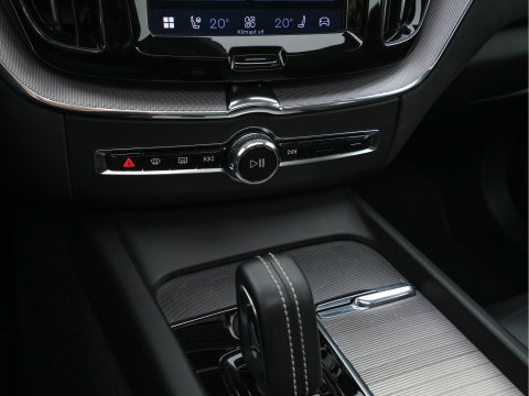 Volvo XC60 2.0 T6 Plug-in hybrid AWD Plus Bright (Plug-in) {SoH-96%} (INCL.BTW) *PANO | HEAD-UP | LEATHER-FABRIC | FULL-LED | MEMORY-PACK | HARMAN/KARDON-AUDIO | TOP-VIEW | HEATED-CONTOURSEATS | DIGI-COCKPIT | NAVI-FULLMAP | PRIVACYGLASS | 21''ALU | TOWBAR*