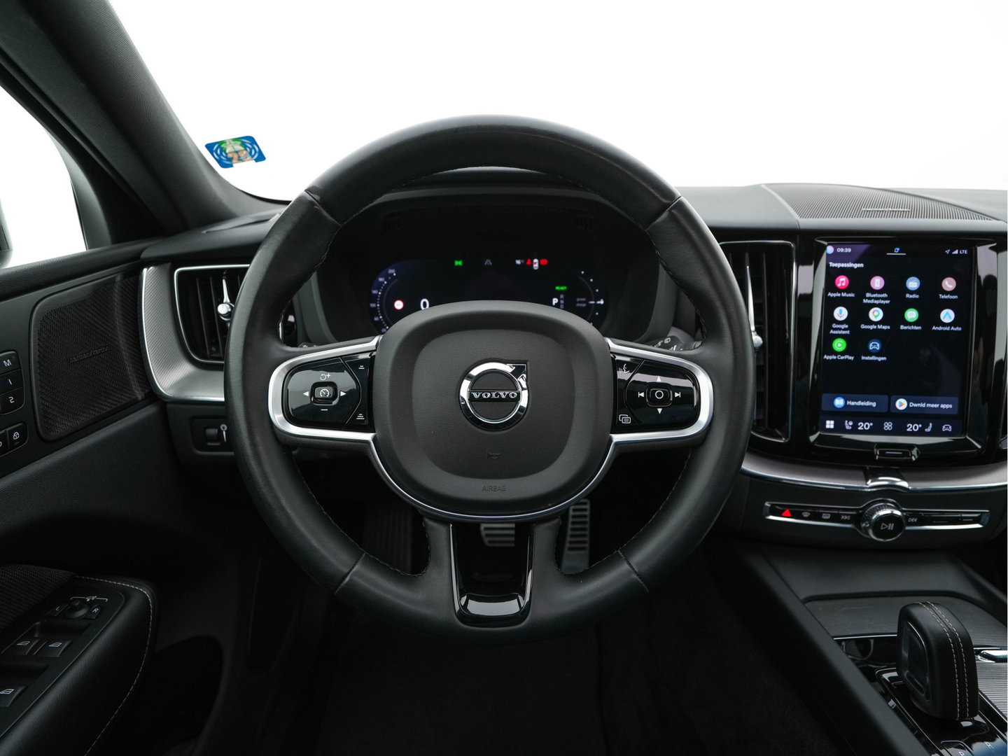 Volvo XC60 2.0 T6 Plug-in hybrid AWD Plus Bright (Plug-in) {SoH-96%} (INCL.BTW) *PANO | HEAD-UP | LEATHER-FABRIC | FULL-LED | MEMORY-PACK | HARMAN/KARDON-AUDIO | TOP-VIEW | HEATED-CONTOURSEATS | DIGI-COCKPIT | NAVI-FULLMAP | PRIVACYGLASS | 21''ALU | TOWBAR*