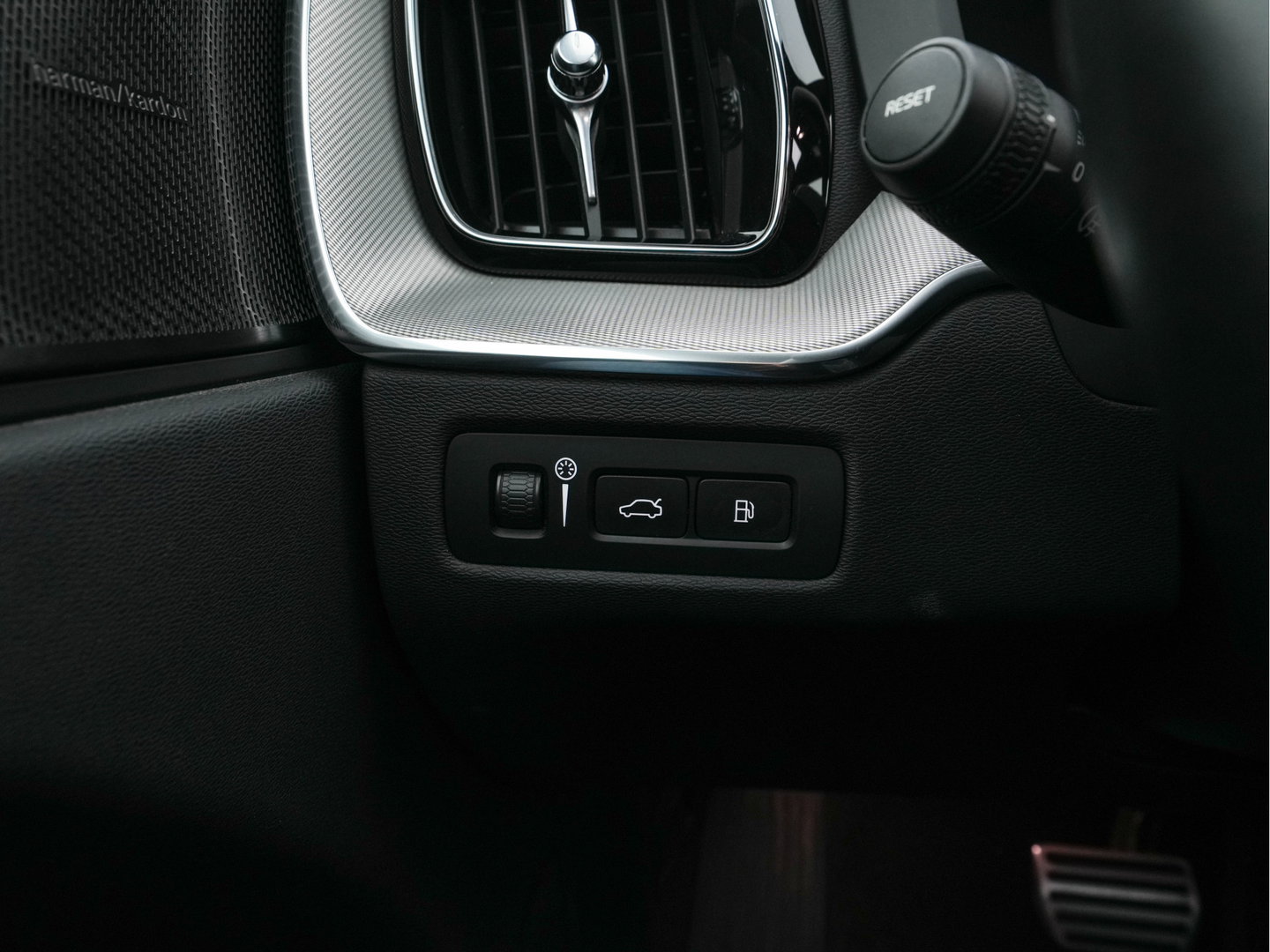 Volvo XC60 2.0 T6 Plug-in hybrid AWD Plus Bright (Plug-in) {SoH-96%} (INCL.BTW) *PANO | HEAD-UP | LEATHER-FABRIC | FULL-LED | MEMORY-PACK | HARMAN/KARDON-AUDIO | TOP-VIEW | HEATED-CONTOURSEATS | DIGI-COCKPIT | NAVI-FULLMAP | PRIVACYGLASS | 21''ALU | TOWBAR*