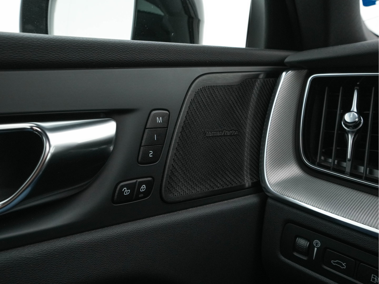 Volvo XC60 2.0 T6 Plug-in hybrid AWD Plus Bright (Plug-in) {SoH-96%} (INCL.BTW) *PANO | HEAD-UP | LEATHER-FABRIC | FULL-LED | MEMORY-PACK | HARMAN/KARDON-AUDIO | TOP-VIEW | HEATED-CONTOURSEATS | DIGI-COCKPIT | NAVI-FULLMAP | PRIVACYGLASS | 21''ALU | TOWBAR*