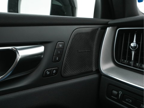 Volvo XC60 2.0 T6 Plug-in hybrid AWD Plus Bright (Plug-in) {SoH-96%} (INCL.BTW) *PANO | HEAD-UP | LEATHER-FABRIC | FULL-LED | MEMORY-PACK | HARMAN/KARDON-AUDIO | TOP-VIEW | HEATED-CONTOURSEATS | DIGI-COCKPIT | NAVI-FULLMAP | PRIVACYGLASS | 21''ALU | TOWBAR*