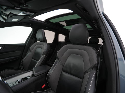 Volvo XC60 2.0 T6 Plug-in hybrid AWD Plus Bright (Plug-in) {SoH-96%} (INCL.BTW) *PANO | HEAD-UP | LEATHER-FABRIC | FULL-LED | MEMORY-PACK | HARMAN/KARDON-AUDIO | TOP-VIEW | HEATED-CONTOURSEATS | DIGI-COCKPIT | NAVI-FULLMAP | PRIVACYGLASS | 21''ALU | TOWBAR*