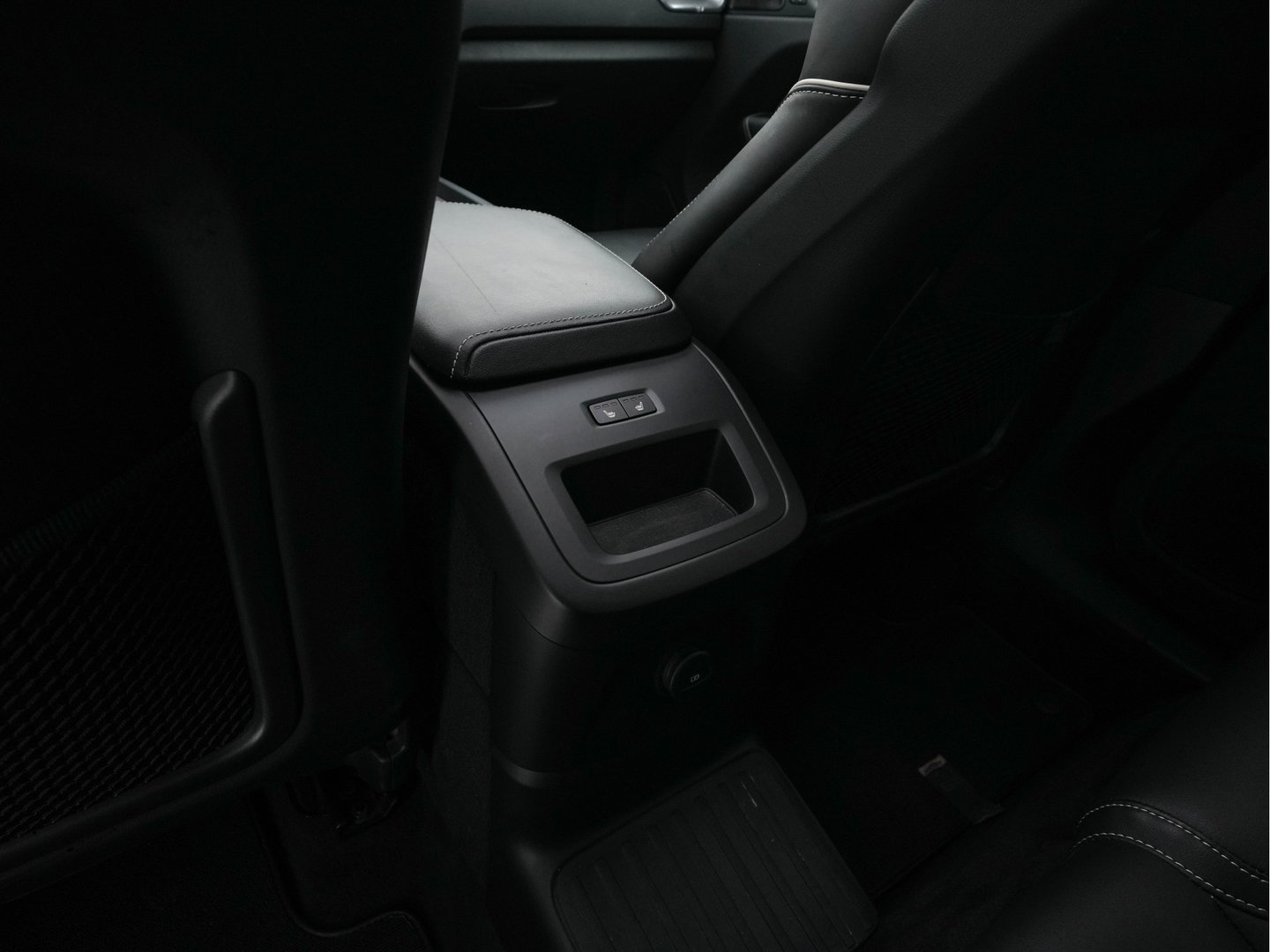 Volvo XC60 2.0 T6 Plug-in hybrid AWD Plus Bright (Plug-in) {SoH-96%} (INCL.BTW) *PANO | HEAD-UP | LEATHER-FABRIC | FULL-LED | MEMORY-PACK | HARMAN/KARDON-AUDIO | TOP-VIEW | HEATED-CONTOURSEATS | DIGI-COCKPIT | NAVI-FULLMAP | PRIVACYGLASS | 21''ALU | TOWBAR*