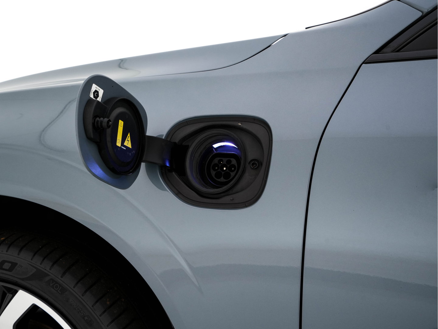 Volvo XC60 2.0 T6 Plug-in hybrid AWD Plus Bright (Plug-in) {SoH-96%} (INCL.BTW) *PANO | HEAD-UP | LEATHER-FABRIC | FULL-LED | MEMORY-PACK | HARMAN/KARDON-AUDIO | TOP-VIEW | HEATED-CONTOURSEATS | DIGI-COCKPIT | NAVI-FULLMAP | PRIVACYGLASS | 21''ALU | TOWBAR*