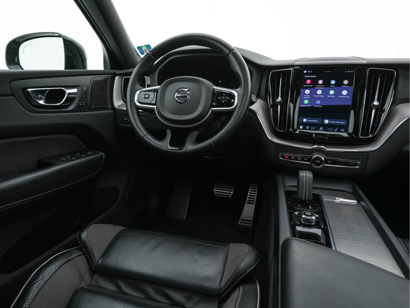 Volvo XC60 2.0 T6 Plug-in hybrid AWD Plus Bright (Plug-in) {SoH-96%} (INCL.BTW) *PANO | HEAD-UP | LEATHER-FABRIC | FULL-LED | MEMORY-PACK | HARMAN/KARDON-AUDIO | TOP-VIEW | HEATED-CONTOURSEATS | DIGI-COCKPIT | NAVI-FULLMAP | PRIVACYGLASS | 21''ALU | TOWBAR*
