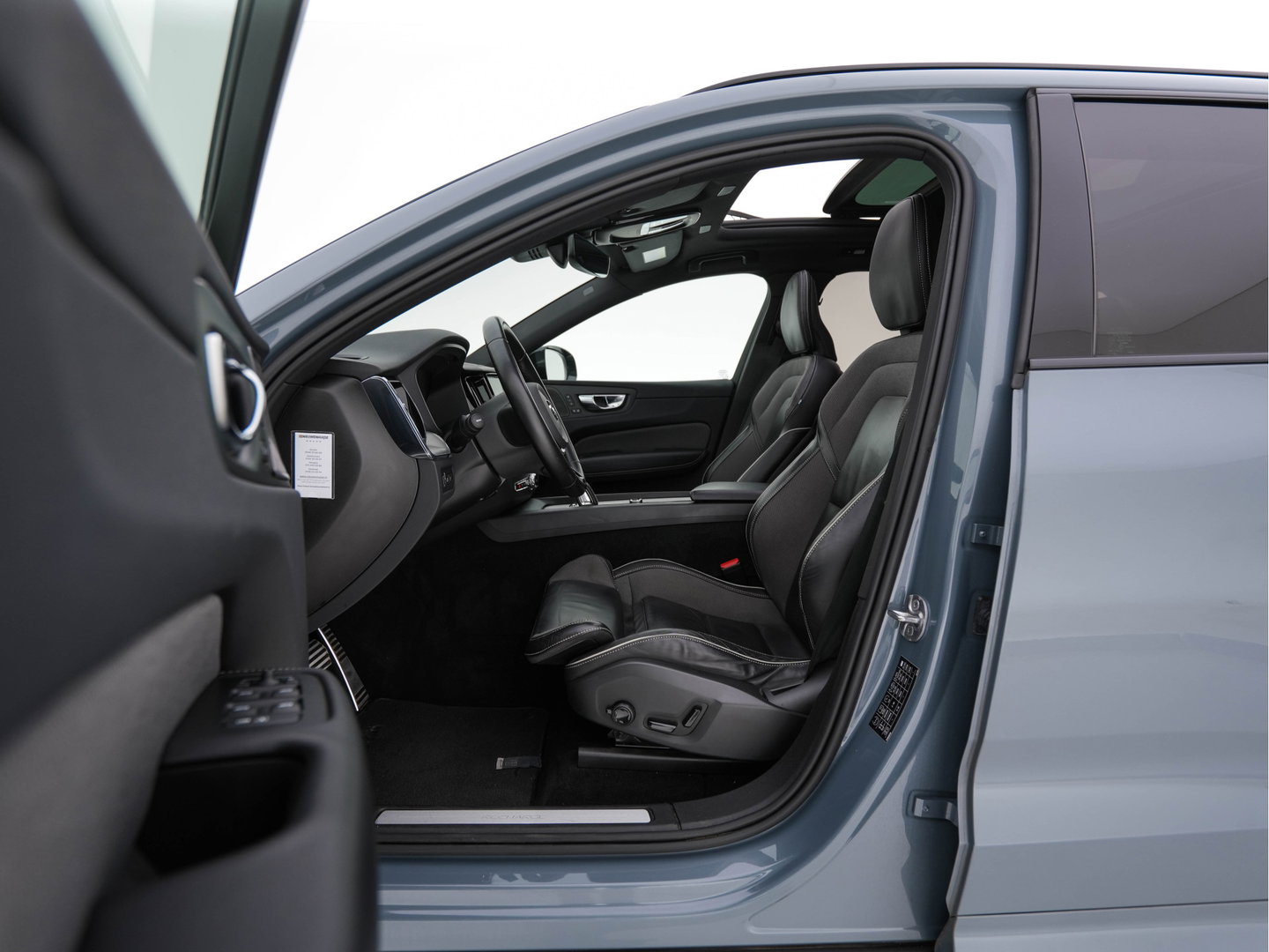 Volvo XC60 2.0 T6 Plug-in hybrid AWD Plus Bright (Plug-in) {SoH-96%} (INCL.BTW) *PANO | HEAD-UP | LEATHER-FABRIC | FULL-LED | MEMORY-PACK | HARMAN/KARDON-AUDIO | TOP-VIEW | HEATED-CONTOURSEATS | DIGI-COCKPIT | NAVI-FULLMAP | PRIVACYGLASS | 21''ALU | TOWBAR*