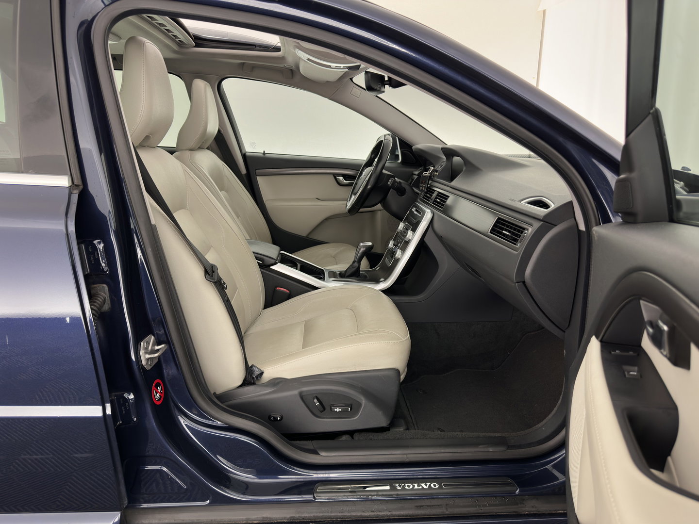 Volvo V70 2.0 D4 Summum *PANO | LUXURY-LEATHER | BI-XENON | MEMORY-PACK | NAVI-FULLMAP | CAMERA | HEATED-COMFORTSEATS | PRIVACY-GLASS | PDC | ECC | CRUISE | TOWBAR | 17''ALU*