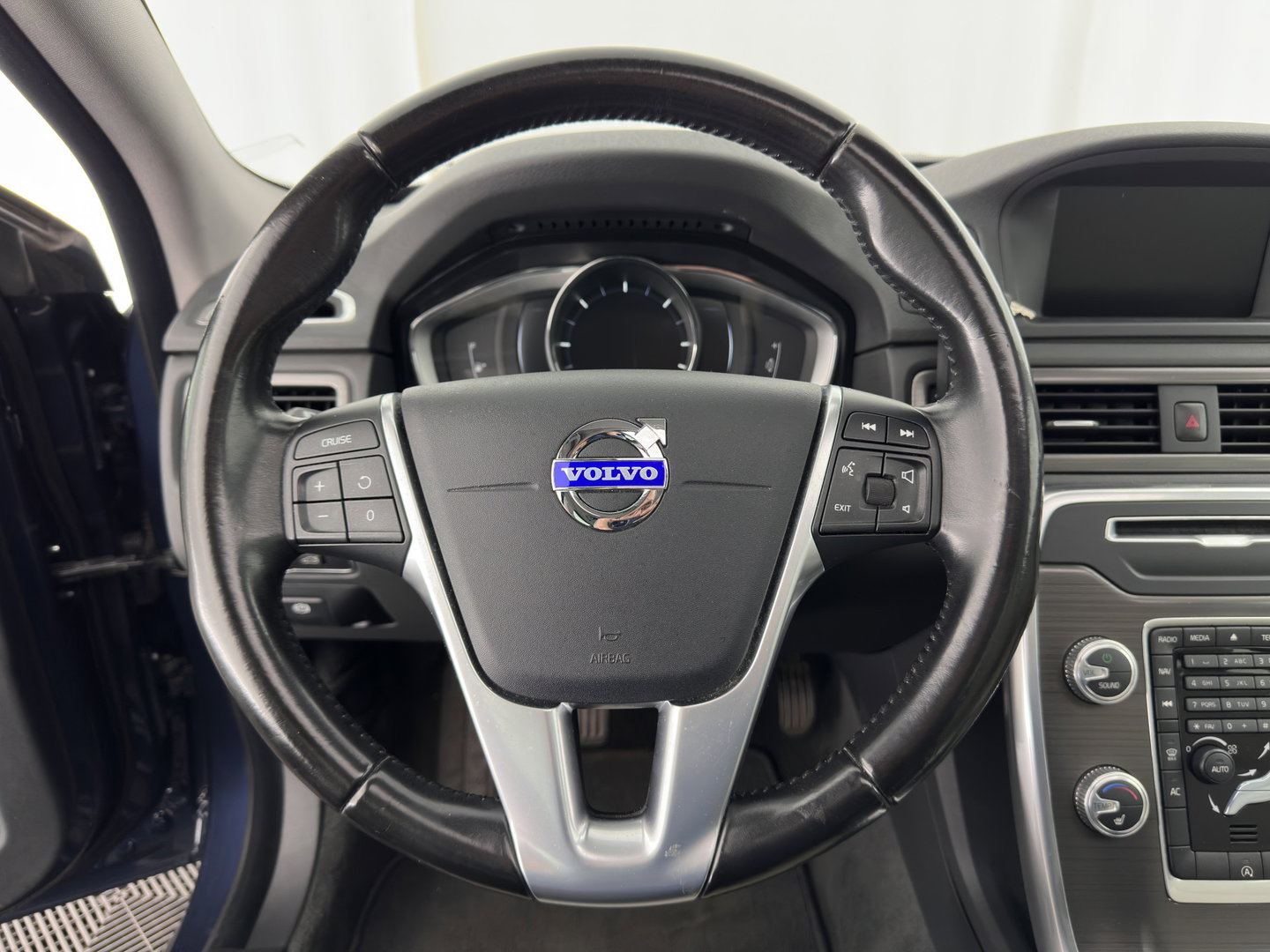 Volvo V70 2.0 D4 Summum *PANO | LUXURY-LEATHER | BI-XENON | MEMORY-PACK | NAVI-FULLMAP | CAMERA | HEATED-COMFORTSEATS | PRIVACY-GLASS | PDC | ECC | CRUISE | TOWBAR | 17''ALU*