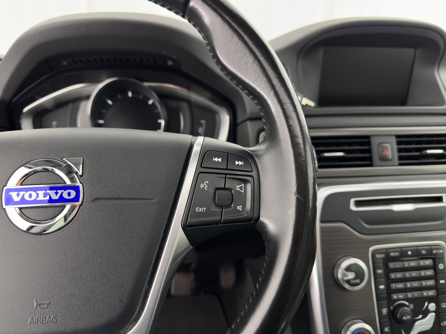 Volvo V70 2.0 D4 Summum *PANO | LUXURY-LEATHER | BI-XENON | MEMORY-PACK | NAVI-FULLMAP | CAMERA | HEATED-COMFORTSEATS | PRIVACY-GLASS | PDC | ECC | CRUISE | TOWBAR | 17''ALU*