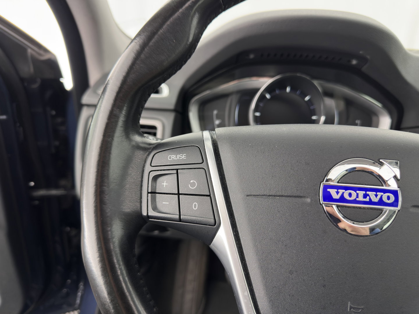 Volvo V70 2.0 D4 Summum *PANO | LUXURY-LEATHER | BI-XENON | MEMORY-PACK | NAVI-FULLMAP | CAMERA | HEATED-COMFORTSEATS | PRIVACY-GLASS | PDC | ECC | CRUISE | TOWBAR | 17''ALU*