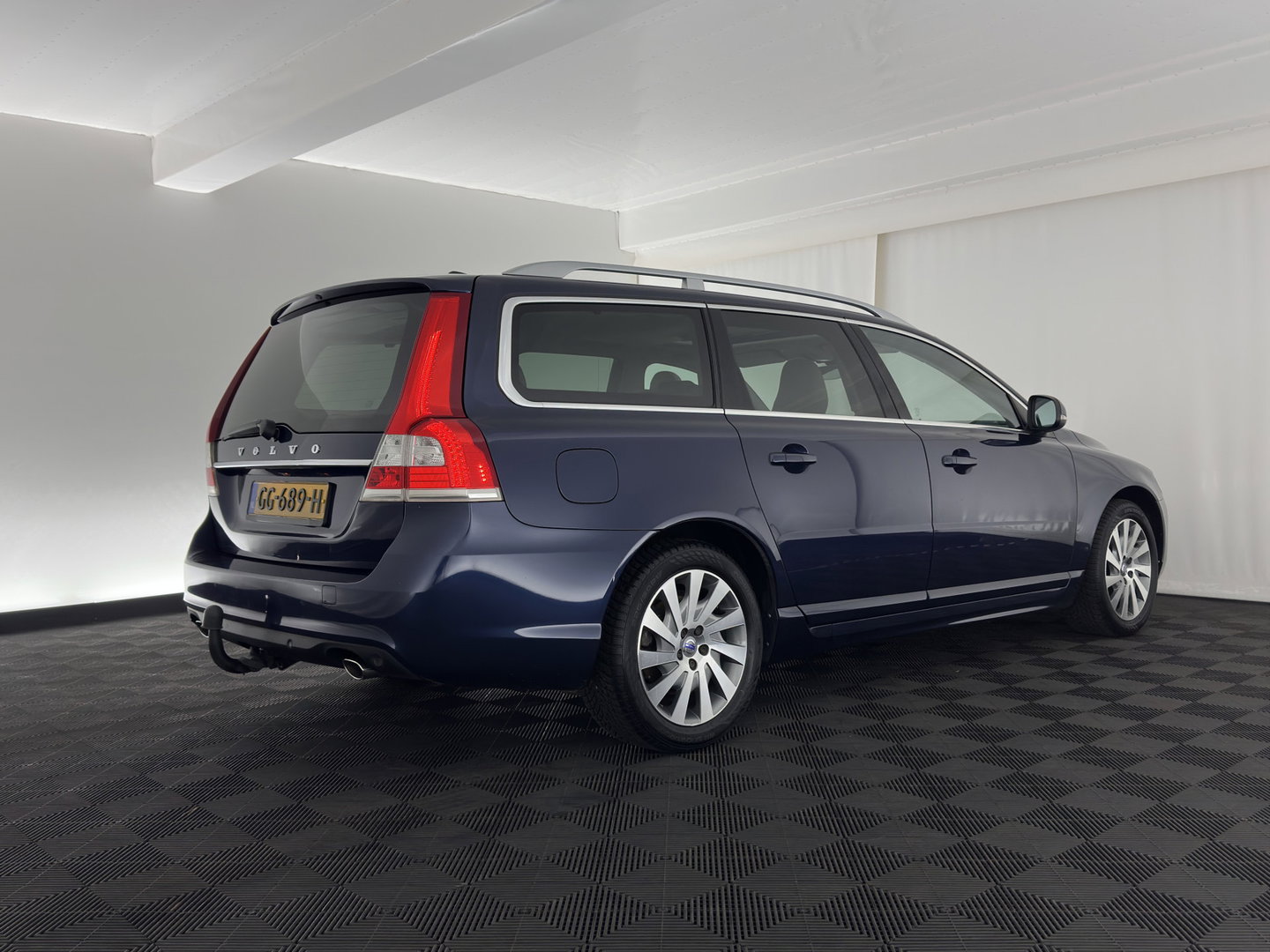 Volvo V70 2.0 D4 Summum *PANO | LUXURY-LEATHER | BI-XENON | MEMORY-PACK | NAVI-FULLMAP | CAMERA | HEATED-COMFORTSEATS | PRIVACY-GLASS | PDC | ECC | CRUISE | TOWBAR | 17''ALU*