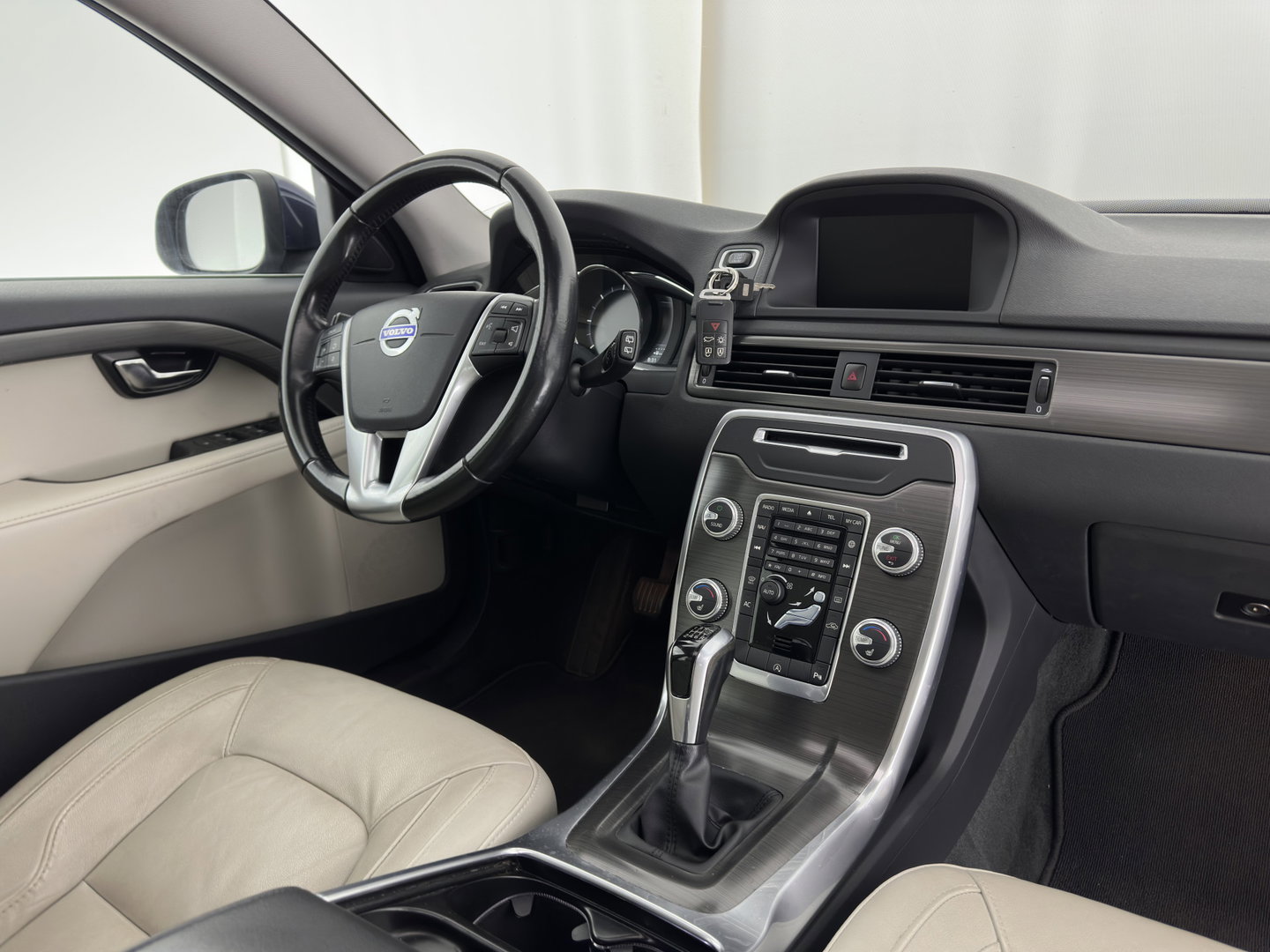 Volvo V70 2.0 D4 Summum *PANO | LUXURY-LEATHER | BI-XENON | MEMORY-PACK | NAVI-FULLMAP | CAMERA | HEATED-COMFORTSEATS | PRIVACY-GLASS | PDC | ECC | CRUISE | TOWBAR | 17''ALU*