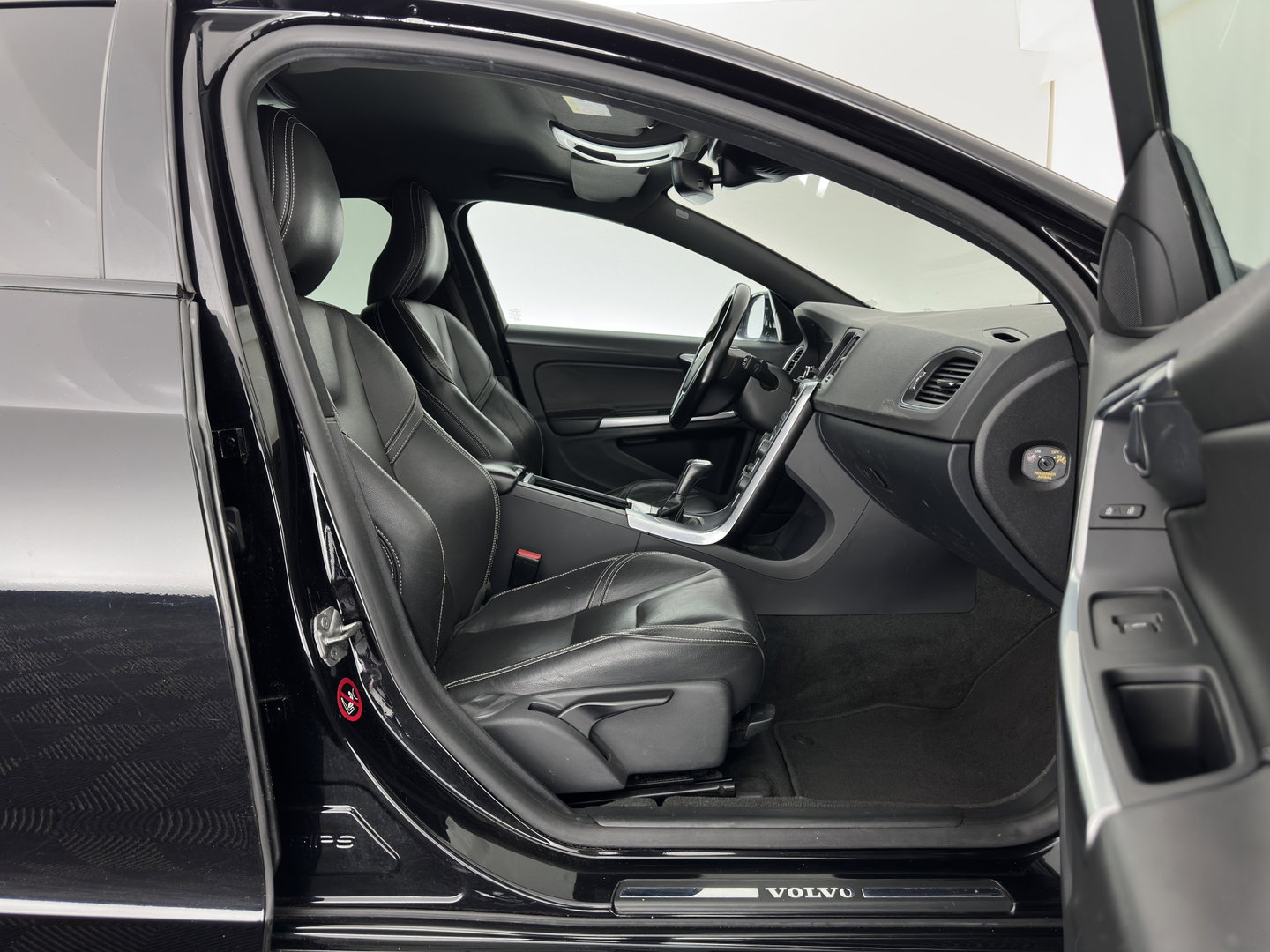 Volvo V60 2.0 D2 Summum *LEATHER | XENON | HEATED-COMFORTSEATS | NAVI-FULLMAP | PRIVACY-GLASS | ECC | PDC | CRUISE | 17''ALU*