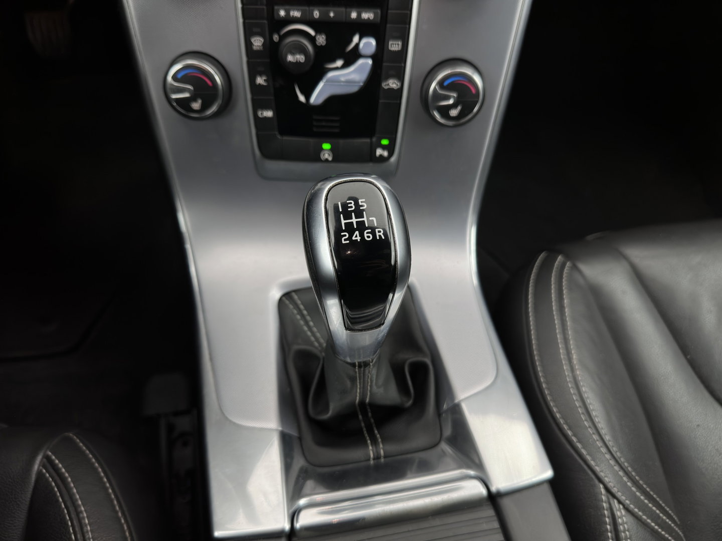Volvo V60 2.0 D2 Summum *LEATHER | XENON | HEATED-COMFORTSEATS | NAVI-FULLMAP | PRIVACY-GLASS | ECC | PDC | CRUISE | 17''ALU*