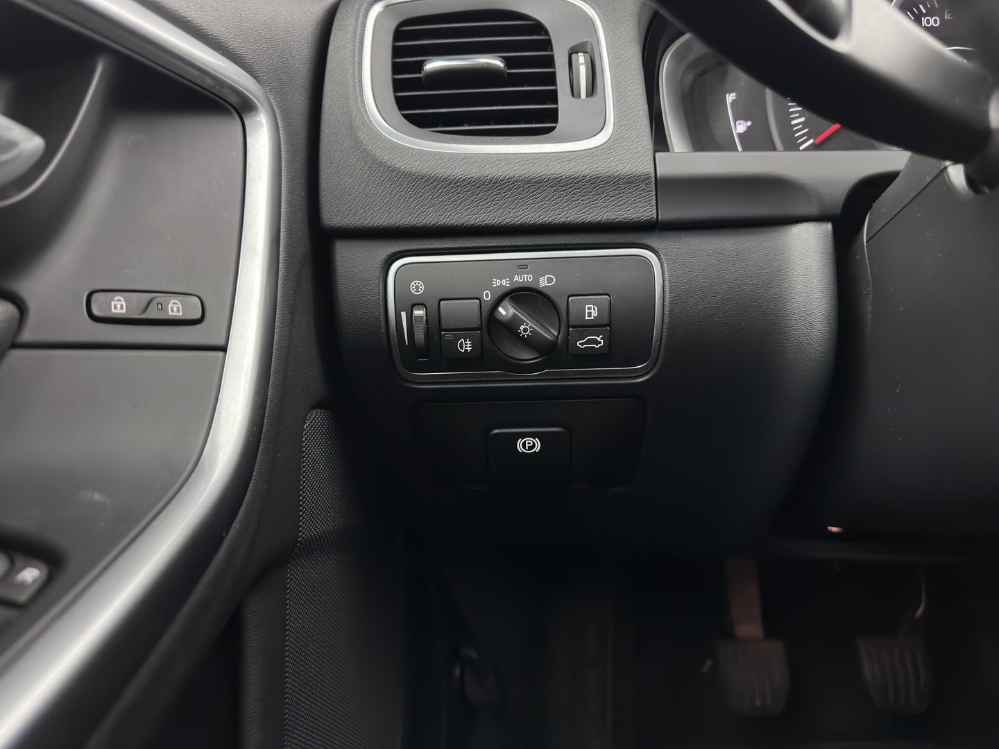 Volvo V60 2.0 D2 Summum *LEATHER | XENON | HEATED-COMFORTSEATS | NAVI-FULLMAP | PRIVACY-GLASS | ECC | PDC | CRUISE | 17''ALU*